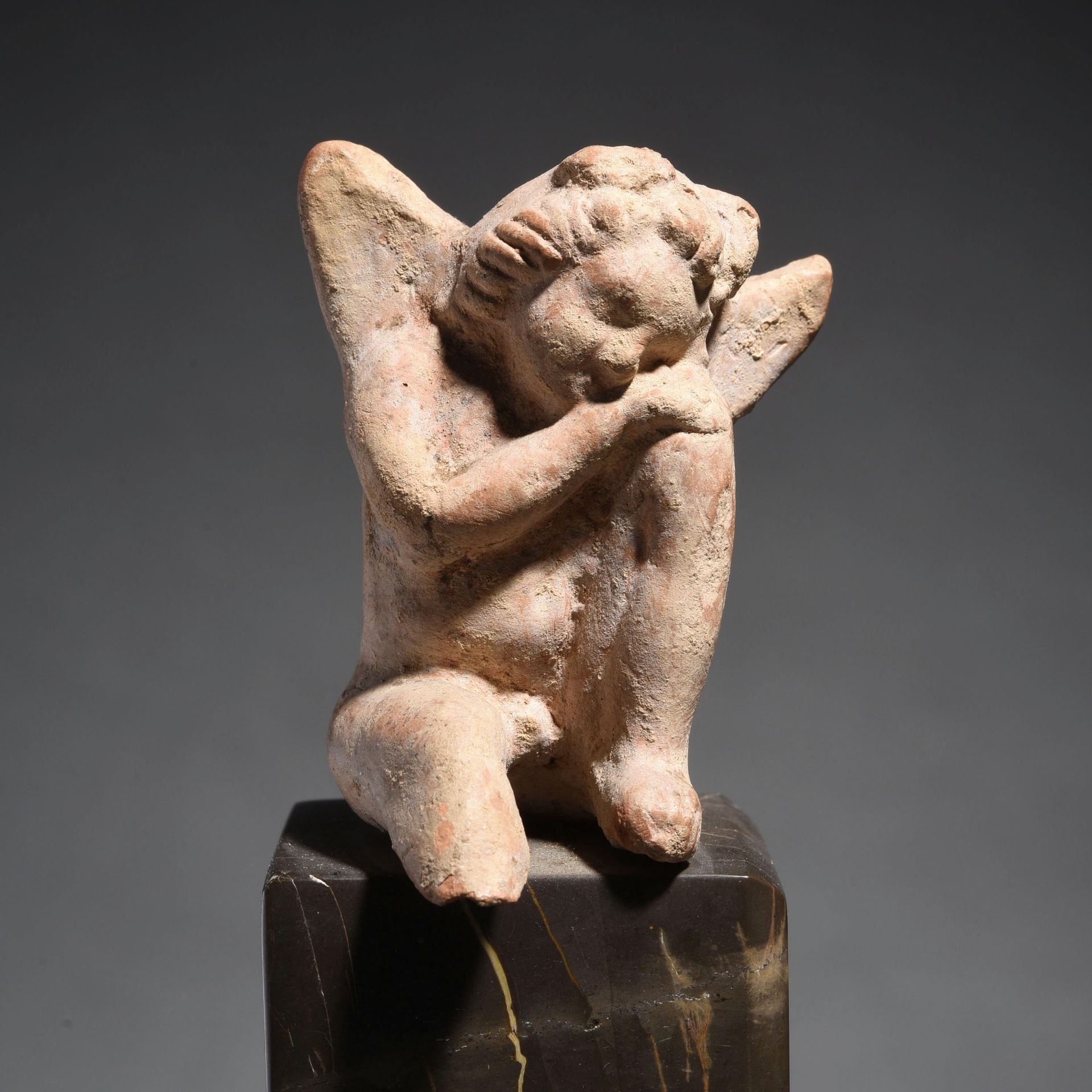 Null 有翼的爱洛斯的前奏

希腊化生产，公元前3世纪

坐着的陶俑，他的头靠在左膝上，带到胸前。

H.6厘米



出处

前L先生的收藏，1980年代。&hellip;