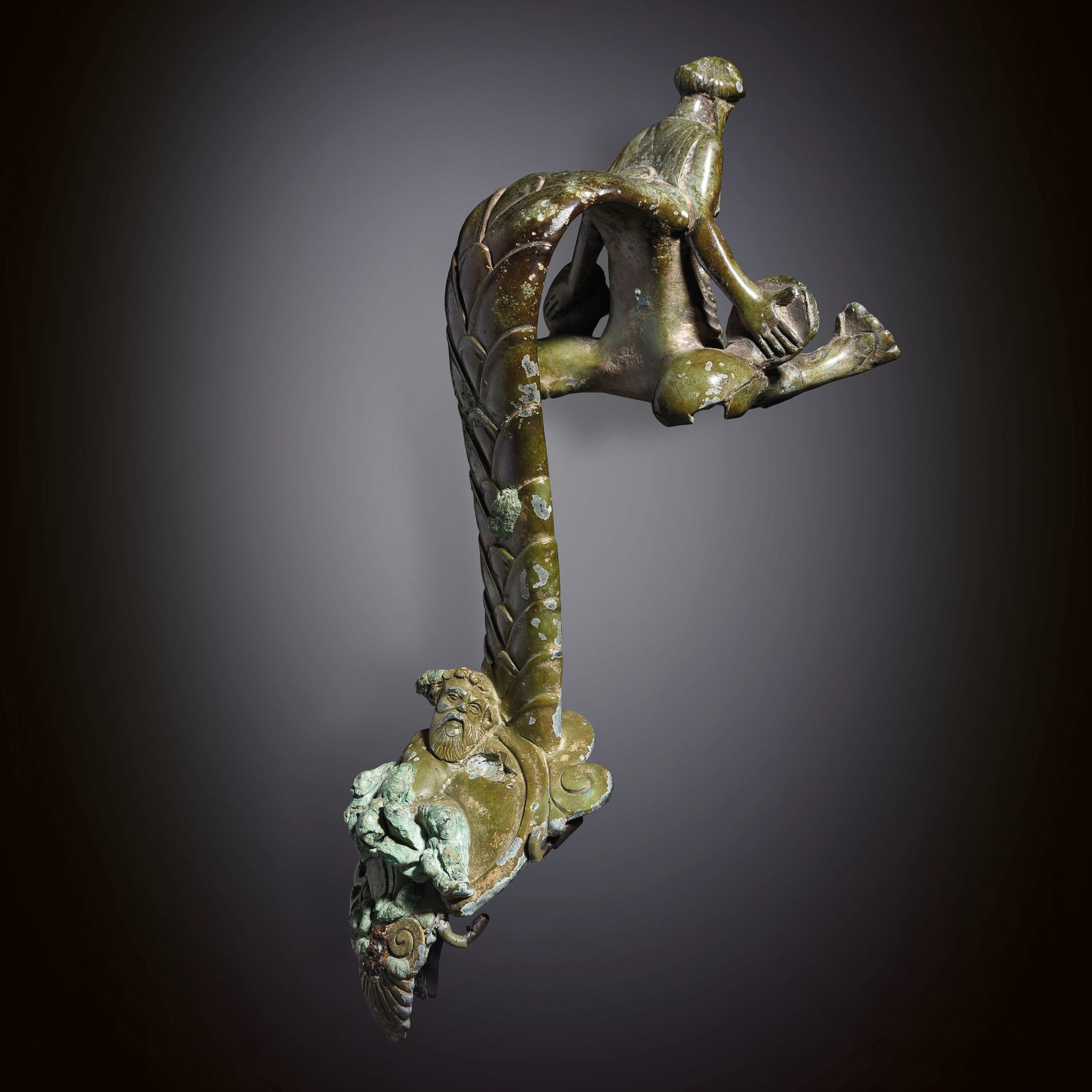Null 特殊的Oinochoe手柄与Papposilene

希腊，阿提卡艺术，公元前470-450年

青铜，带有均匀的绿色铜锈

有的地方严重氧化

棕榈&hellip;