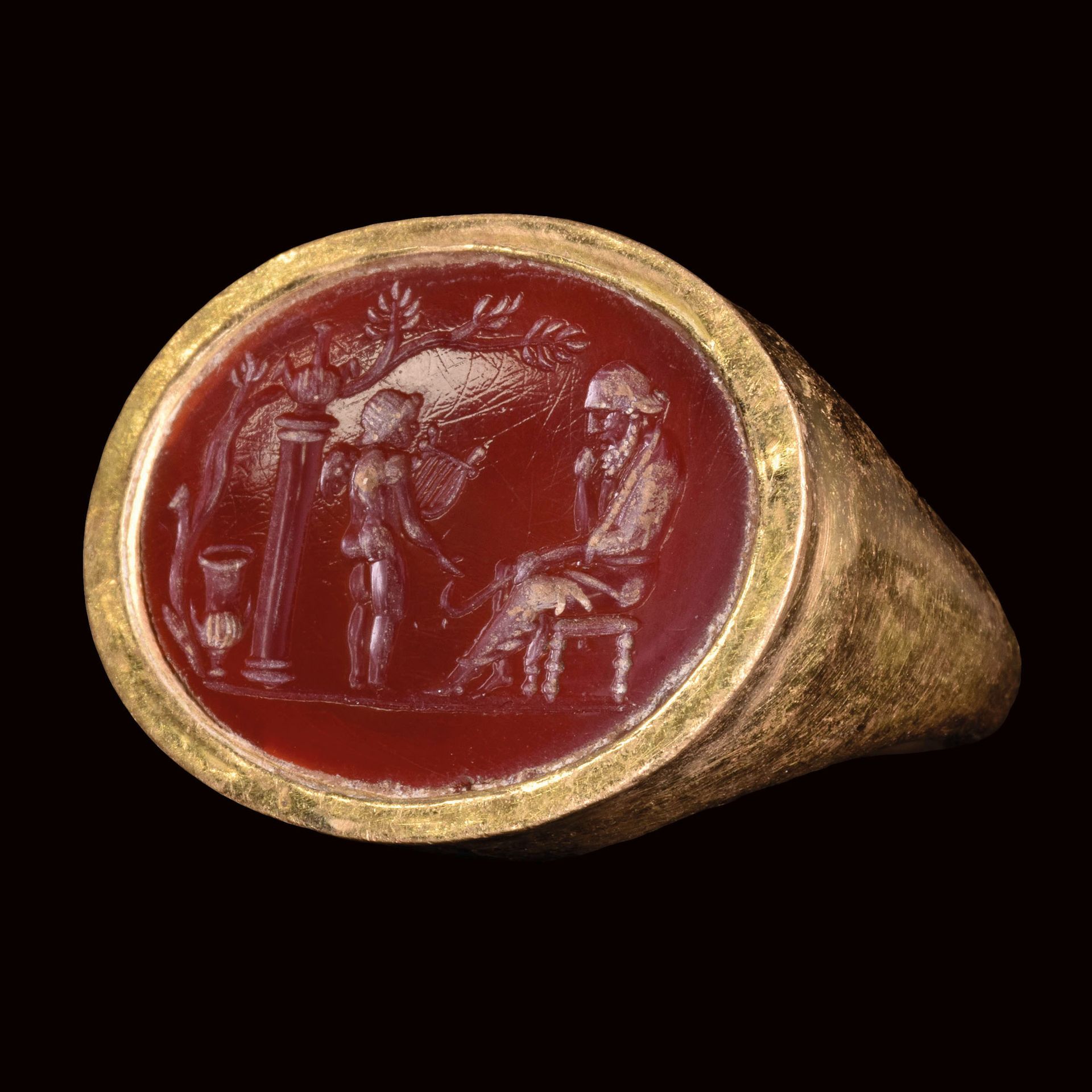 Null 镶嵌有凹版的戒指

以古代作品的风格

在现代黄金中，这枚戒指由一个椭圆形的挡板构成，上面镶嵌着红玉髓玛瑙的大型凹刻画。

坐着的Aede面对一个有翅&hellip;