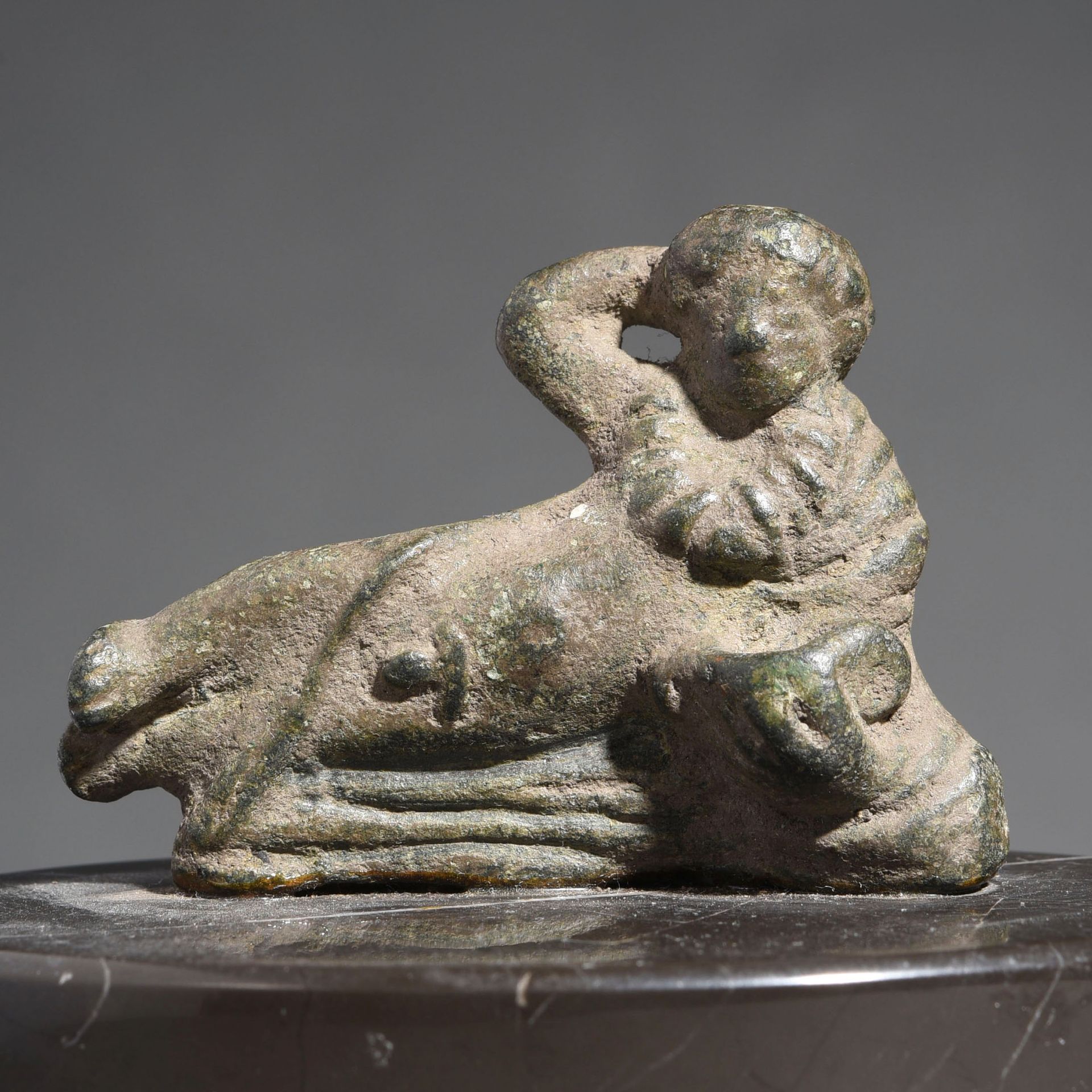 Null 一套4个小雕像

罗马艺术，公元3世纪

在青铜器上。一个坐着的孩子，一个戴安娜的半身像，一个躺着的人物，一个半身像的女主人。

最大尺寸5.5 x &hellip;