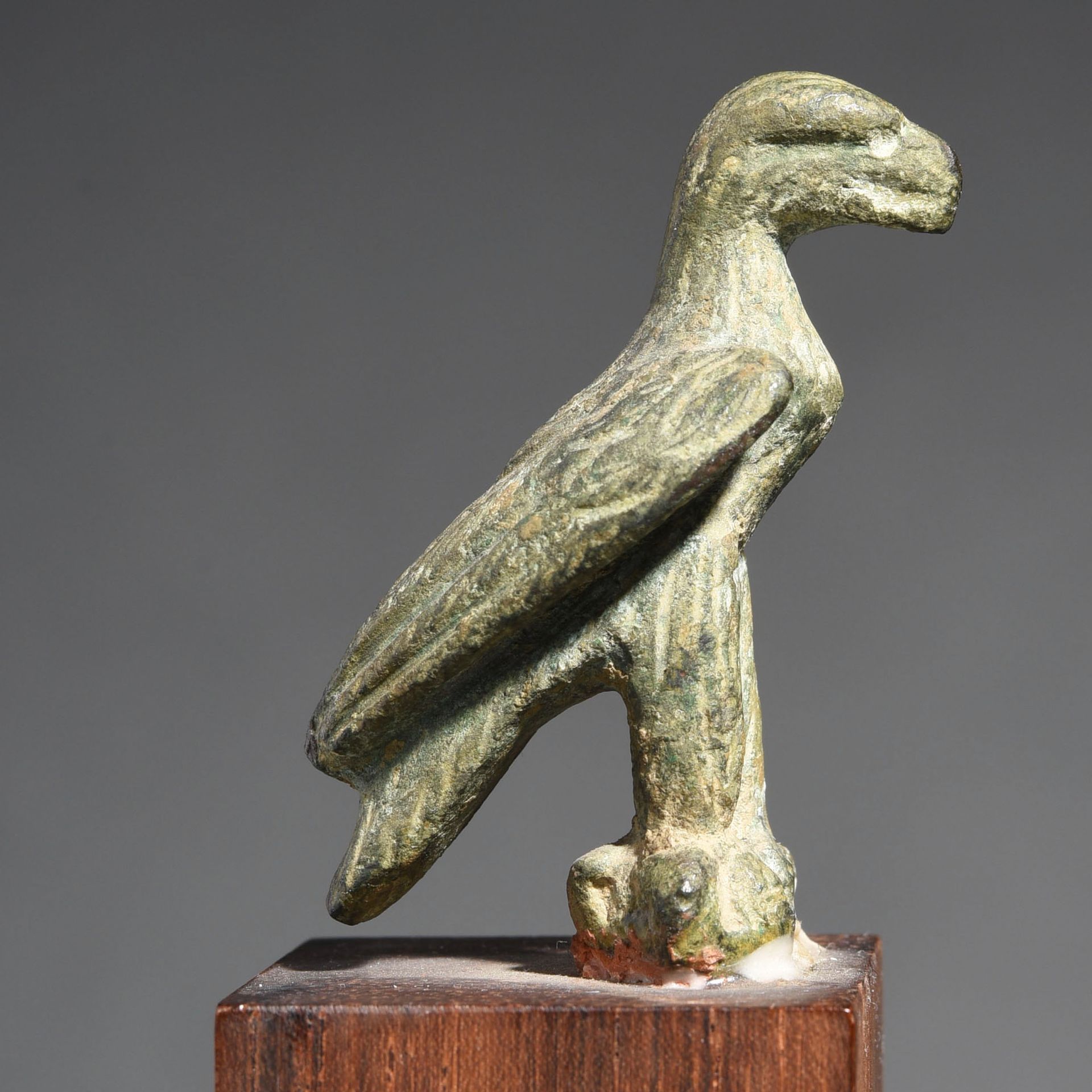 Null 一套2个老鹰雕像

罗马艺术，公元2-3世纪。

在青铜器上。高4和4.5厘米



出处

前L先生的收藏，1980年代。



一批2件罗马青铜鹰&hellip;