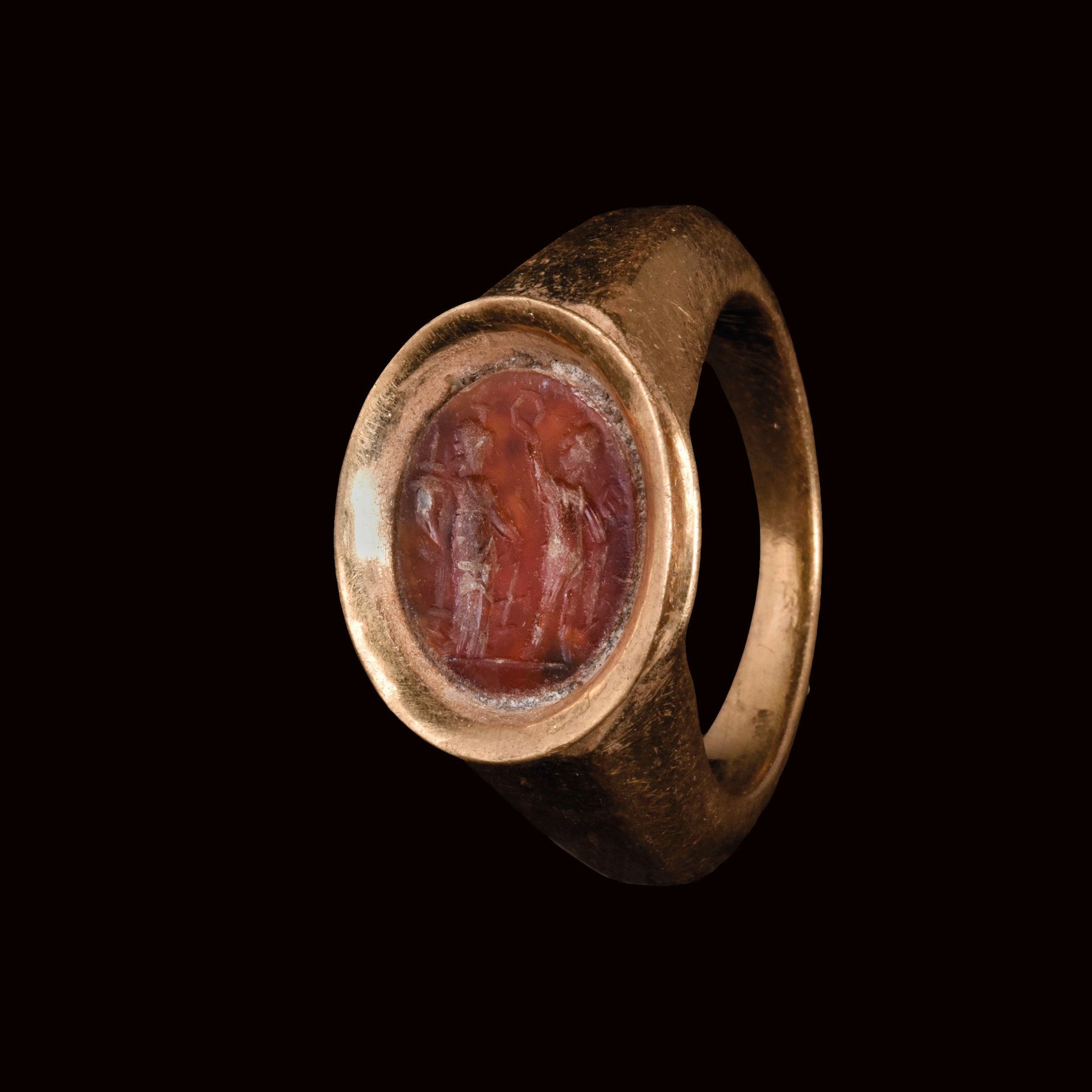 Null 凹印戒指

凹版画：东罗马艺术，2世纪

在现代黄金中，该戒指由一个圆形挡板构成，上面镶嵌着红玉髓的凹印。

水星为伊希斯-福图纳加冕。

TD 52&hellip;