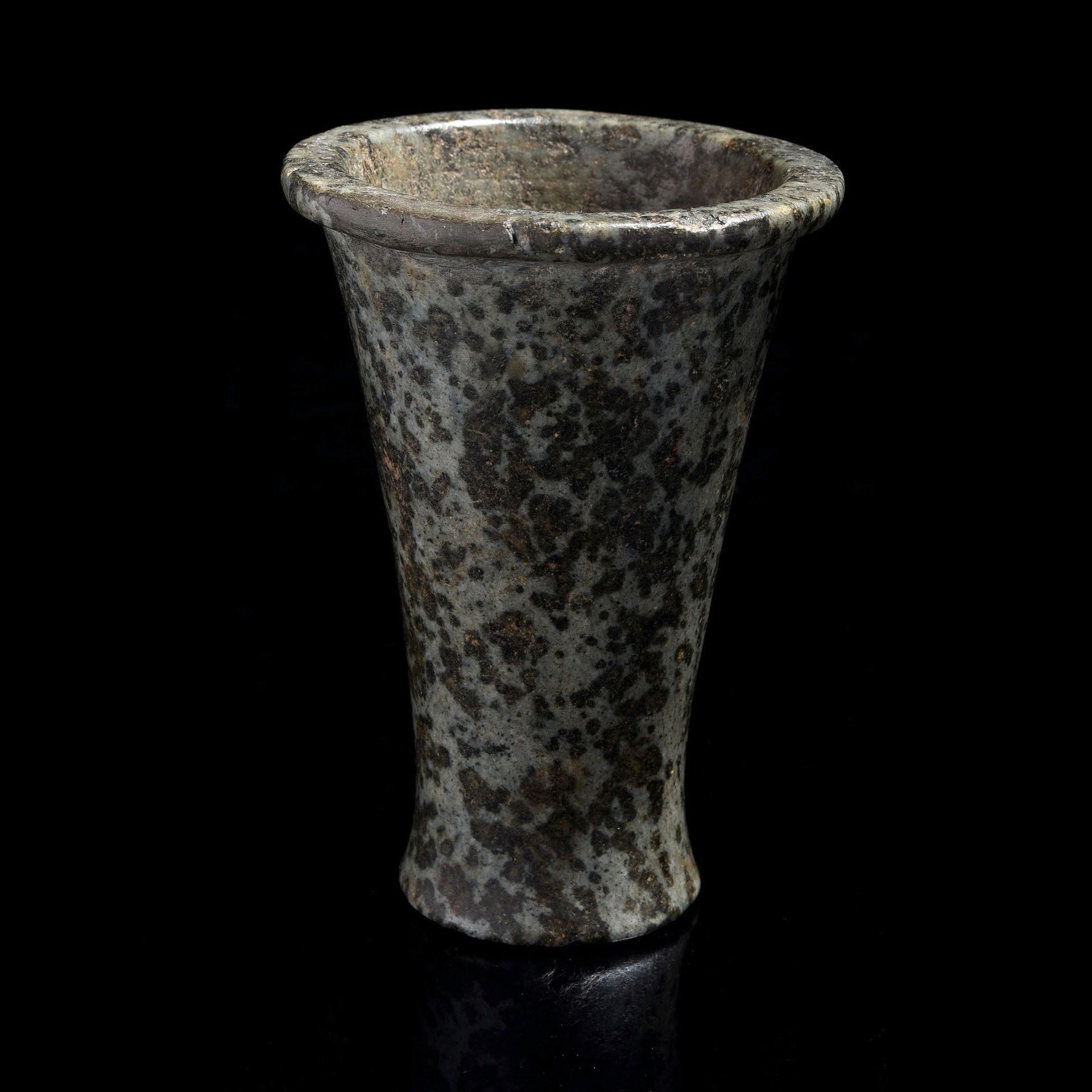 Null VASE COSMÉTIQUE

Egypte, Moyen-Empire, v. 1800 av. J.-C. 

Diorite phorphyr&hellip;