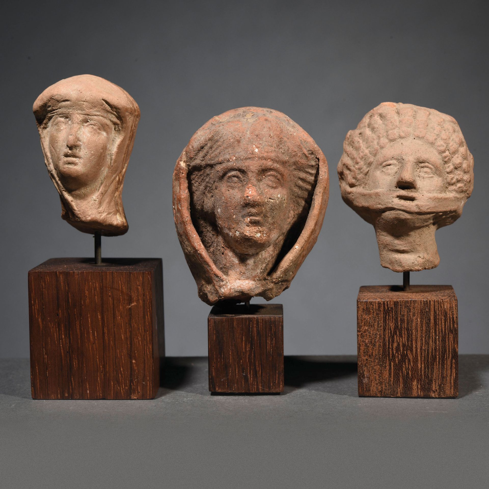 Null 一套3个面纱头

希腊化的艺术

在陶土中



出处

前L先生的收藏，1980年代。



一组3个带面纱的希腊化陶土头像。