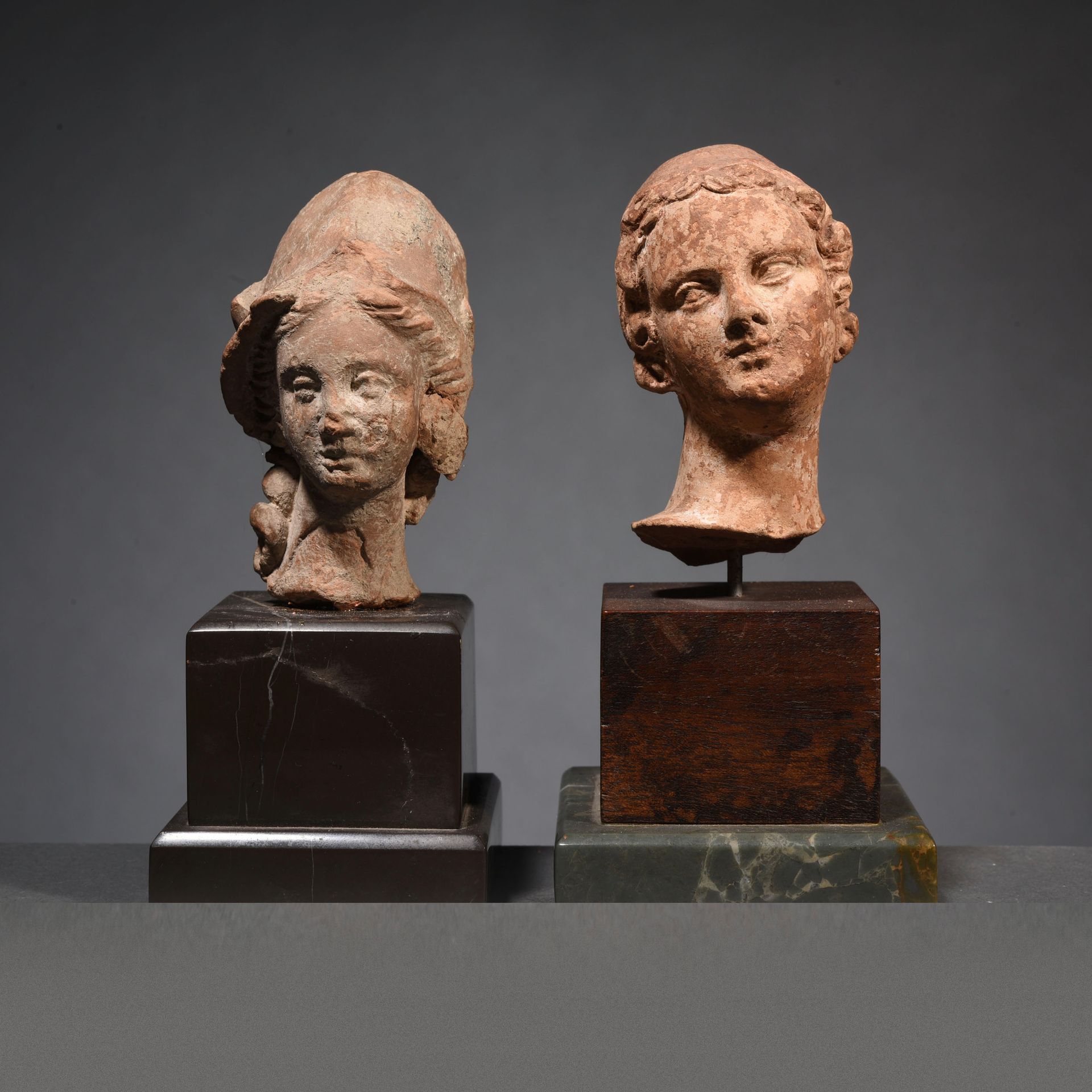 Null 一套2个前摄象头

希腊化的艺术

在陶土中



出处

前L先生的收藏，1980年代。



两个希腊时代的陶器头像。