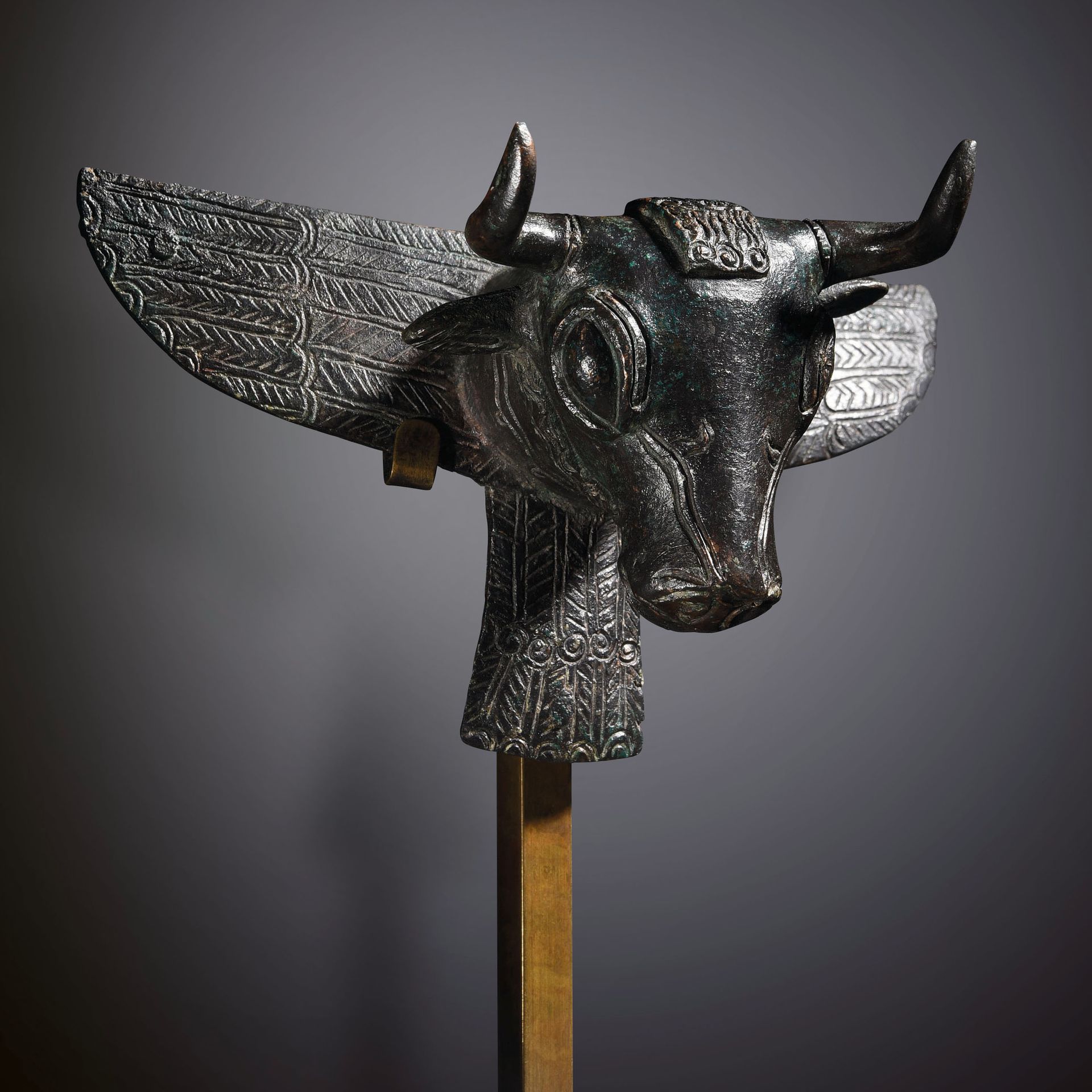 Null 有翼公牛头壁灯

安纳托利亚，乌拉尔图，公元前7世纪

铜质

尺寸8 x 13厘米



出处

前欧洲私人收藏

公开拍卖，GornyMosch，&hellip;