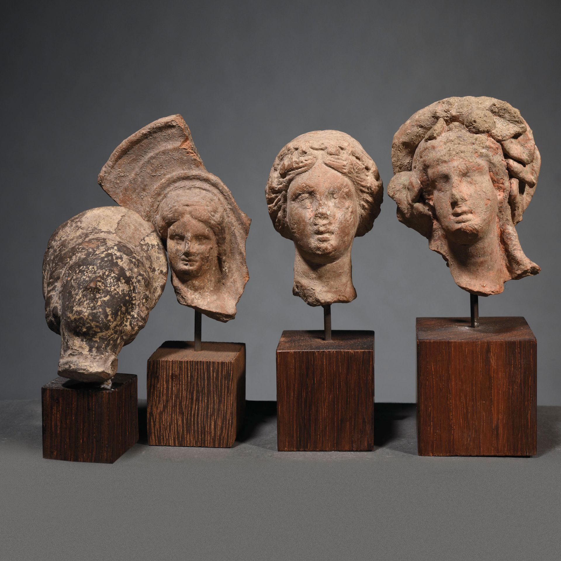 Null 一套4个前卫的云台

希腊化的艺术

在陶土中



出处

前L先生的收藏，1980年代。



一批4个希腊化的陶俑头像