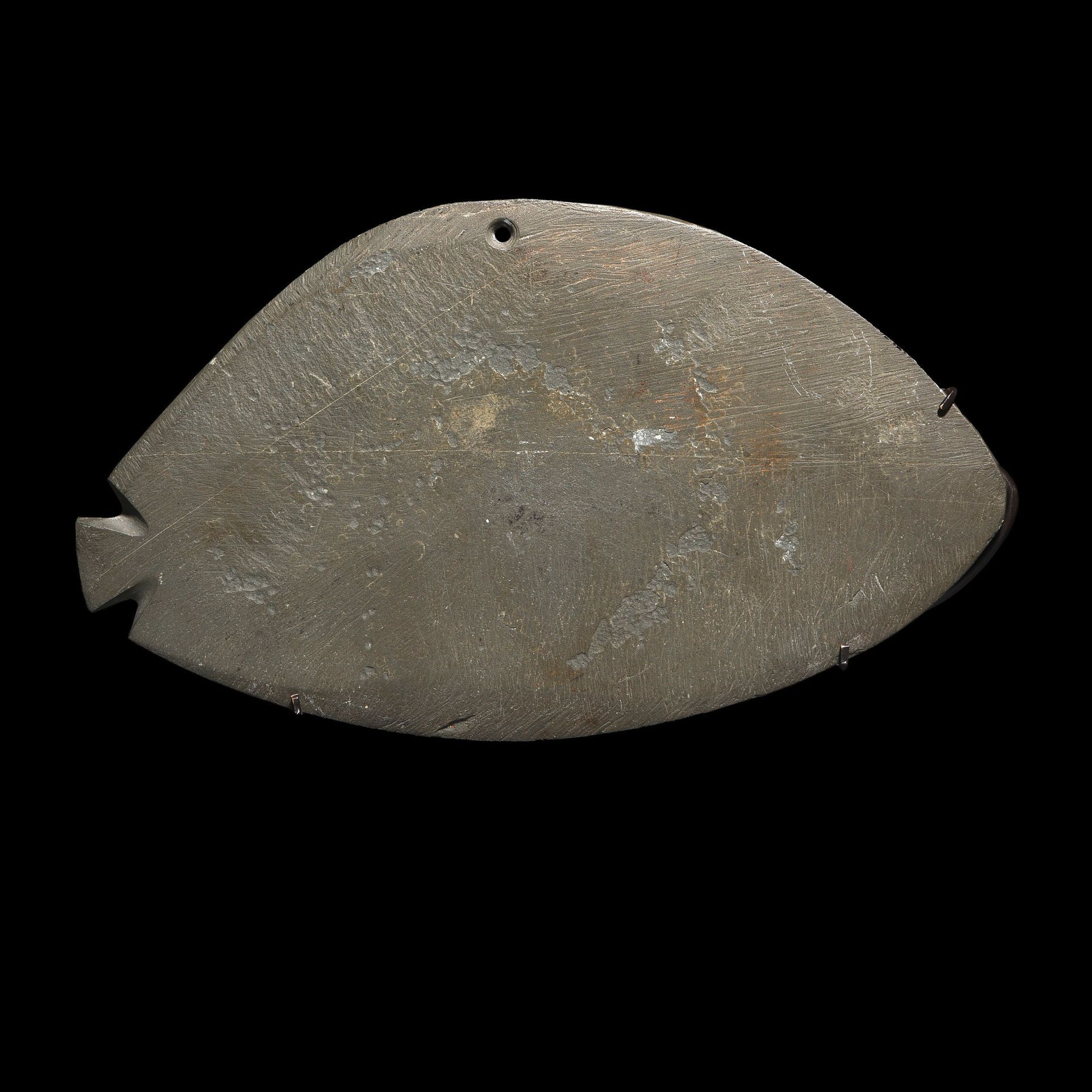 Null 鱼形腮红调色板

埃及，Naqada I-II，公元前四千年中期

绿色页岩。在背面，用黑色墨水写道

"Egypt predynastic"

长：&hellip;