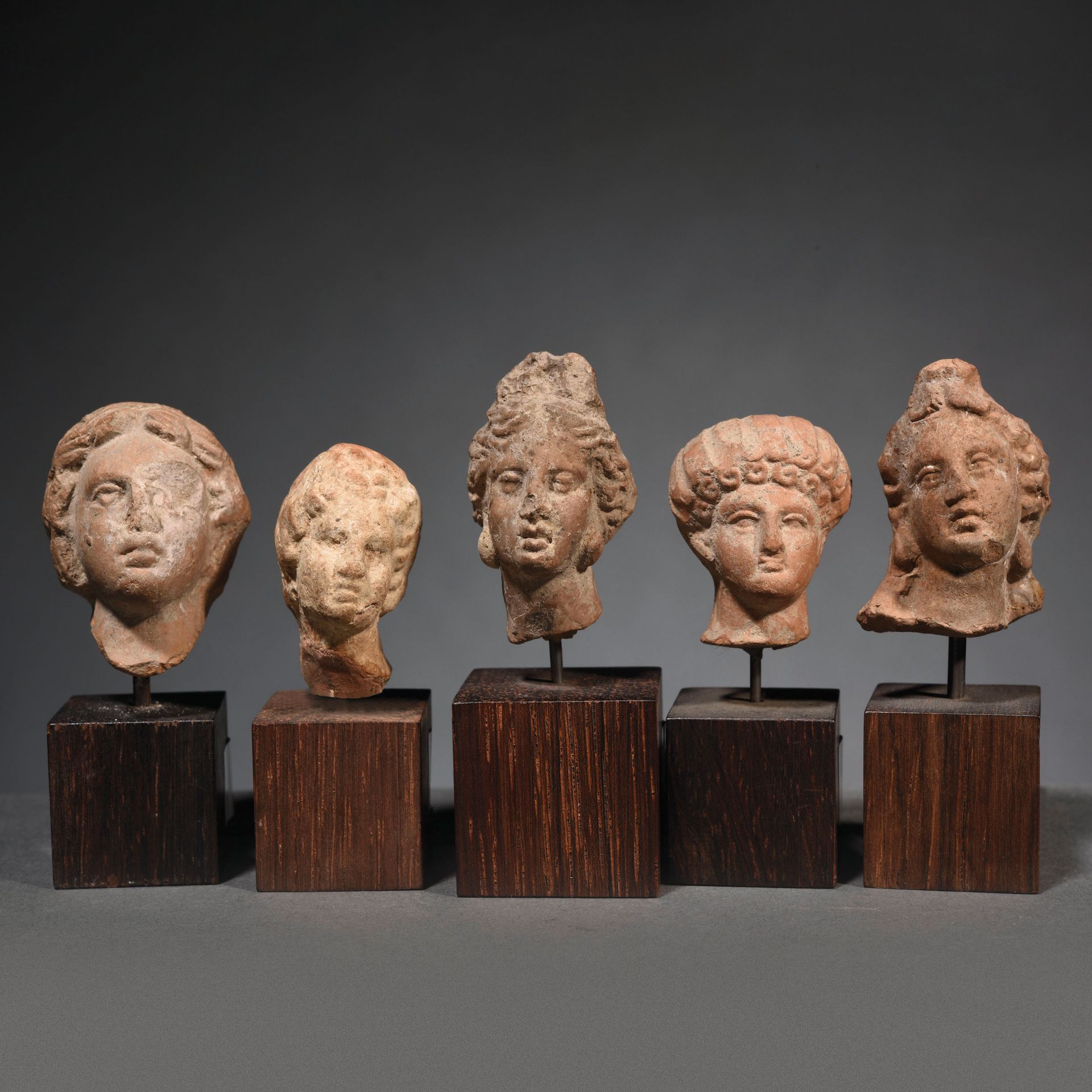 Null LOT OF 5 EX-VOTO HEADS

Hellenistic art

In terracotta 



Provenance

Form&hellip;