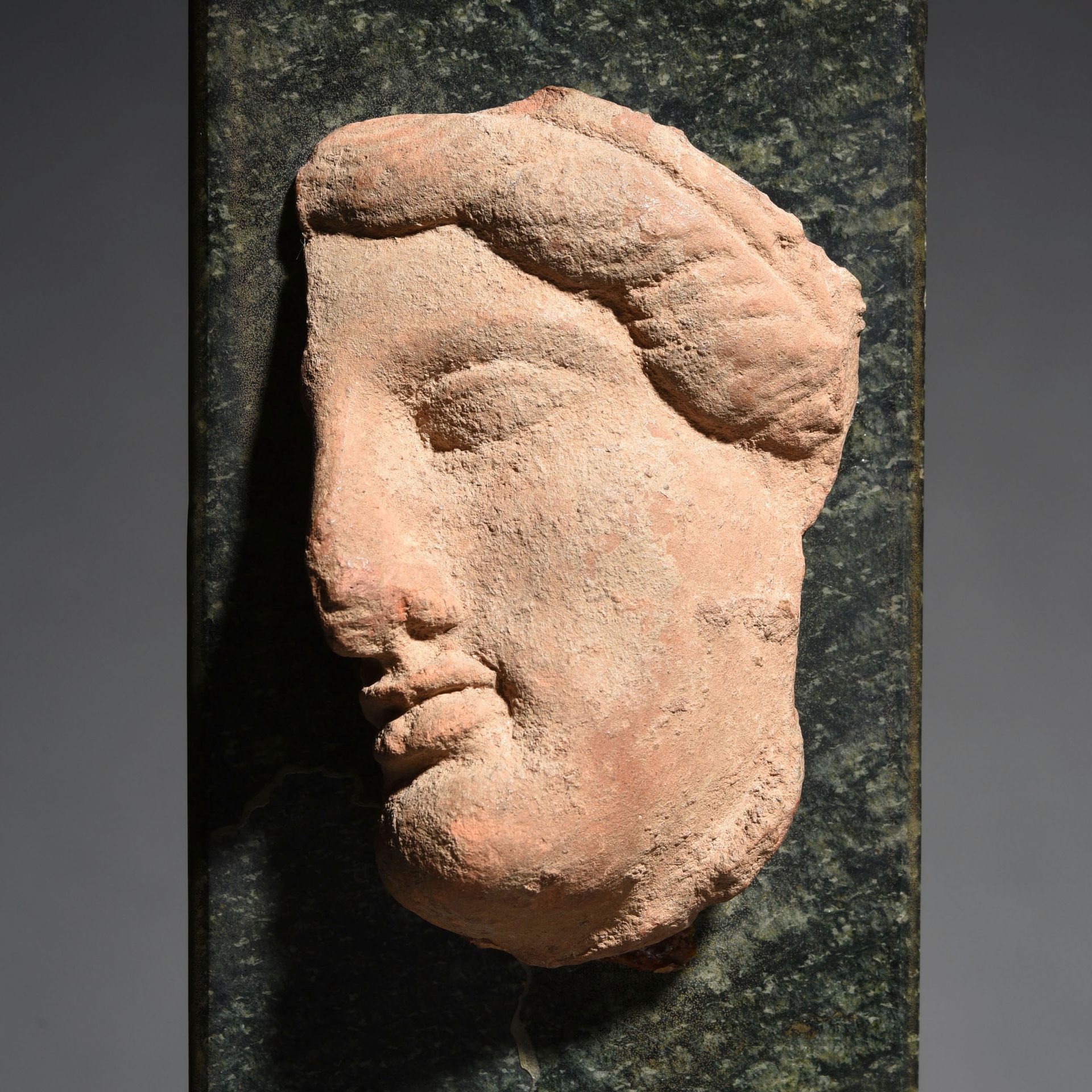 Null 女性头颅碎片

埃特鲁里亚，公元前4世纪

陶器。高约6.5厘米



出处

前L先生的收藏，1980年代。



一个伊特鲁里亚陶器的女人头像碎片&hellip;