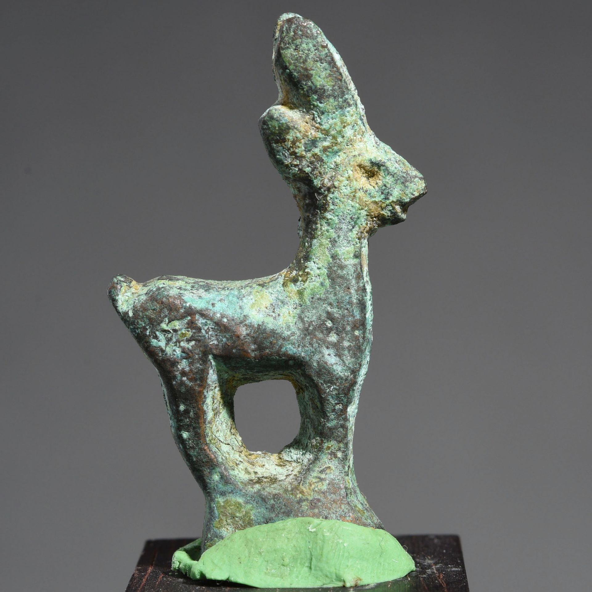 Null 一套4个动物小雕像

各种文化，第一千禧年早期

在青铜器上。H. 2至5厘米



出处

前L先生的收藏，1980年代。



一组4件动物铜像。&hellip;