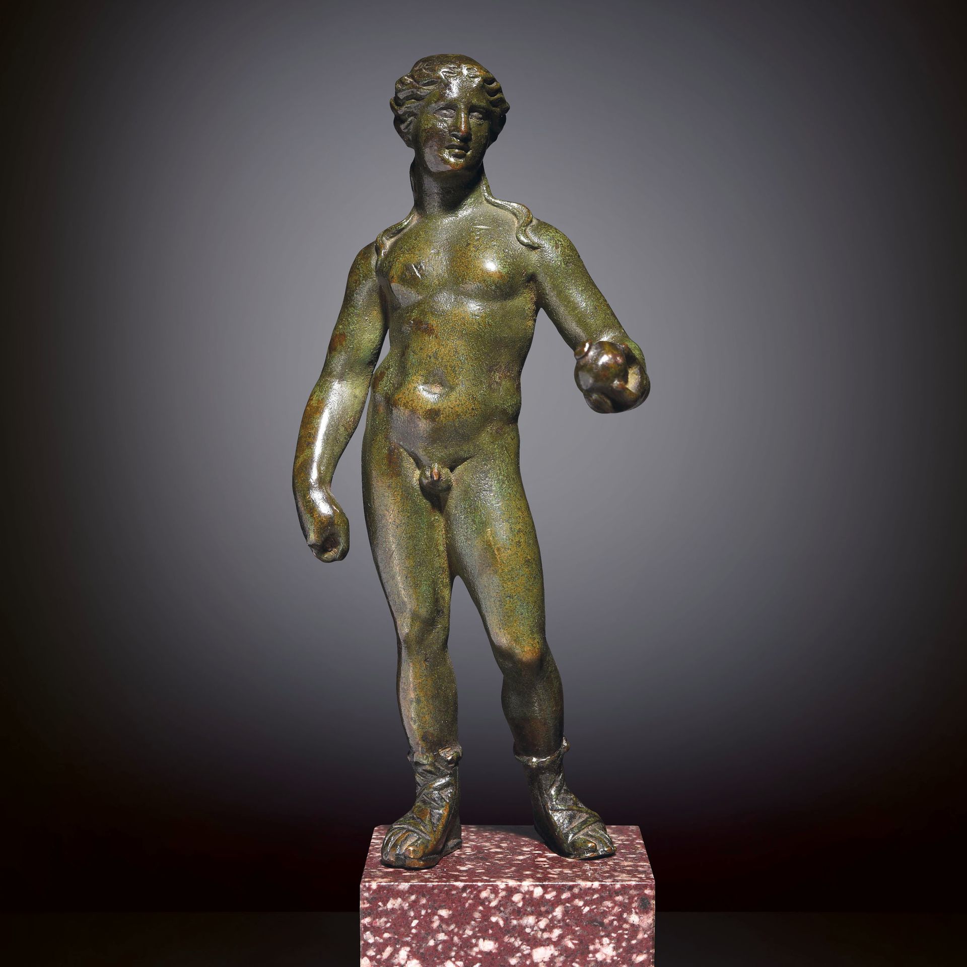 Null STATUETTE DES APOLLON

Römische Kunst, 2. Jh. N. Chr. 

Bronze mit grüner P&hellip;