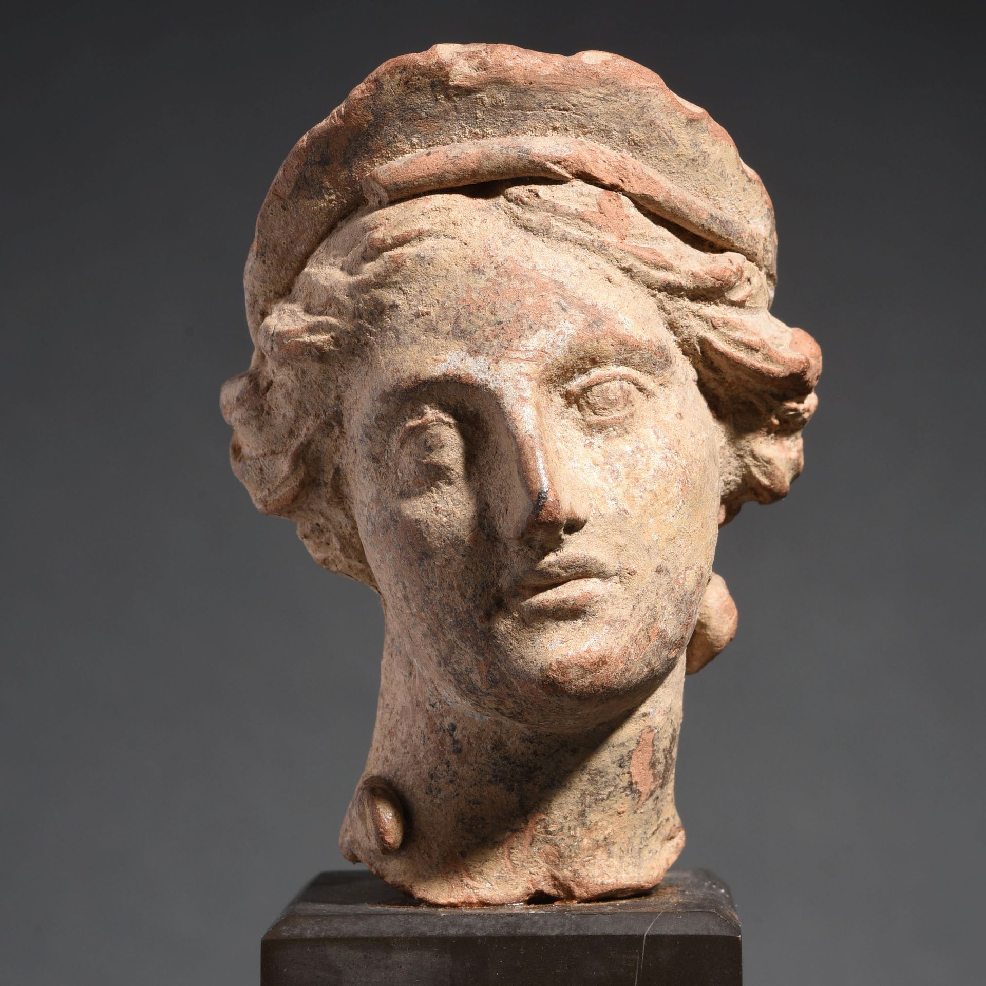 Null EX-VOTO HEAD OF A GODDESS

Magna Graecia, 3rd century B.C. 

In terracotta.&hellip;