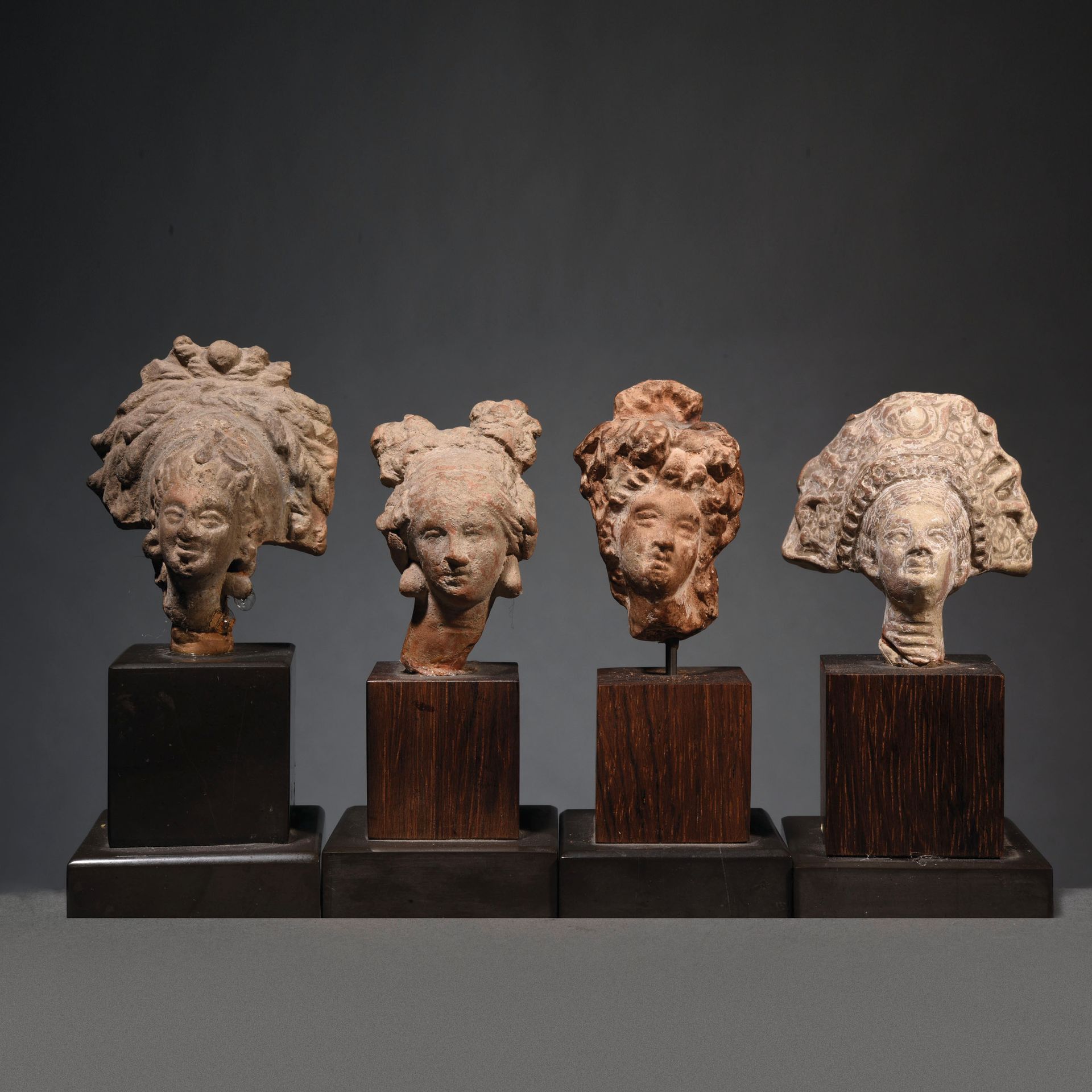 Null 一套4个前女神头像

希腊化的艺术

在陶土中



出处

前L先生的收藏，1980年代。



一组4个希腊化的陶器前头像。