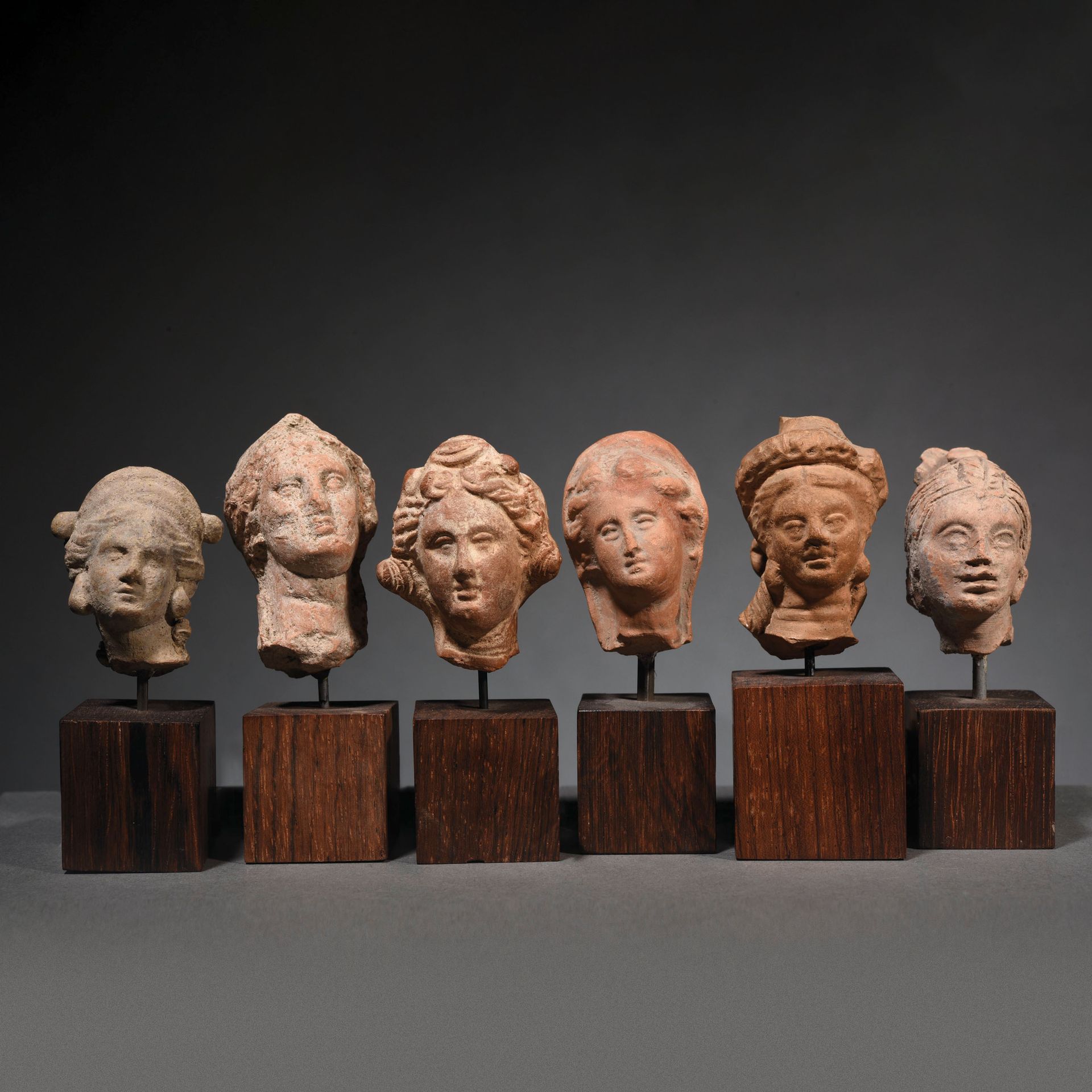 Null 一套6个女性前头像

希腊化的艺术

在陶土中



出处

前L先生的收藏，1980年代。



一组6个希腊化的陶器前头像。