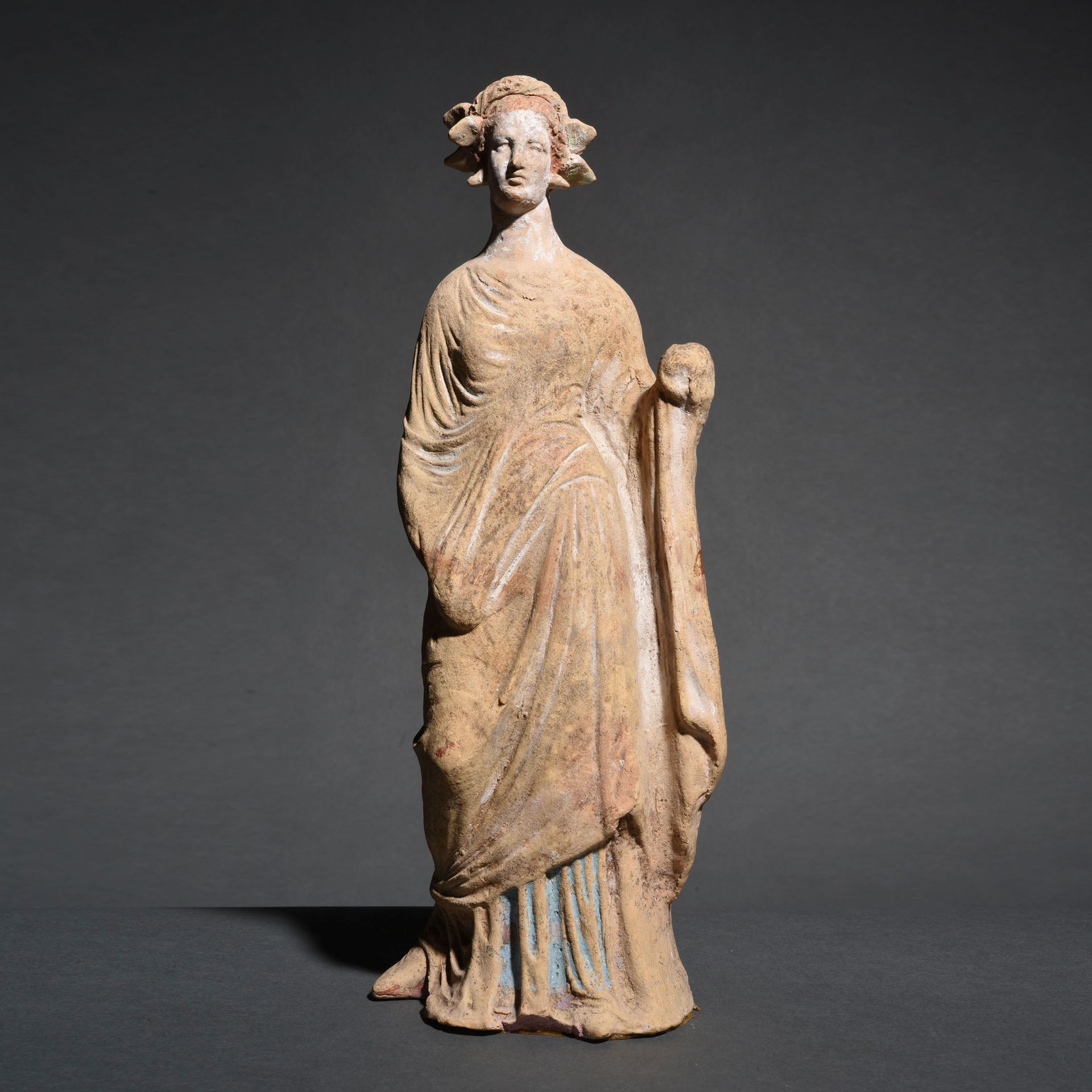 Null 卡诺萨雕像

以古代作品的风格

陶器中带有土坯和粉色及蓝色颜料的遗迹。

H.33厘米



出处

前L先生的收藏，1980年代。



一个卡诺&hellip;