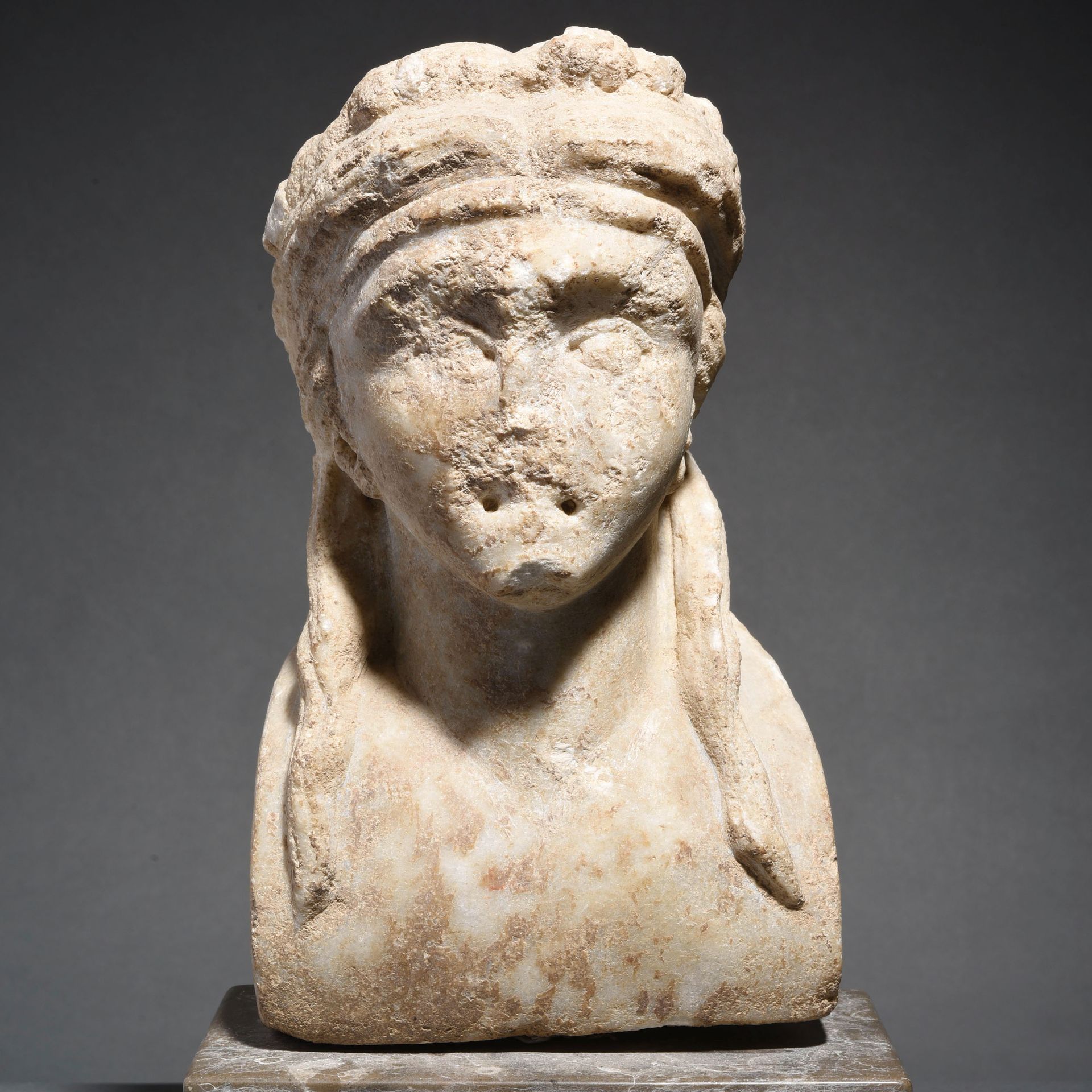 Null DIONYSIAN HERM

罗马艺术，公元1-1世纪

大理石，烧焦。脸部的特点是年轻的特征。

H.23.5厘米



出处

前L先生的收藏，&hellip;