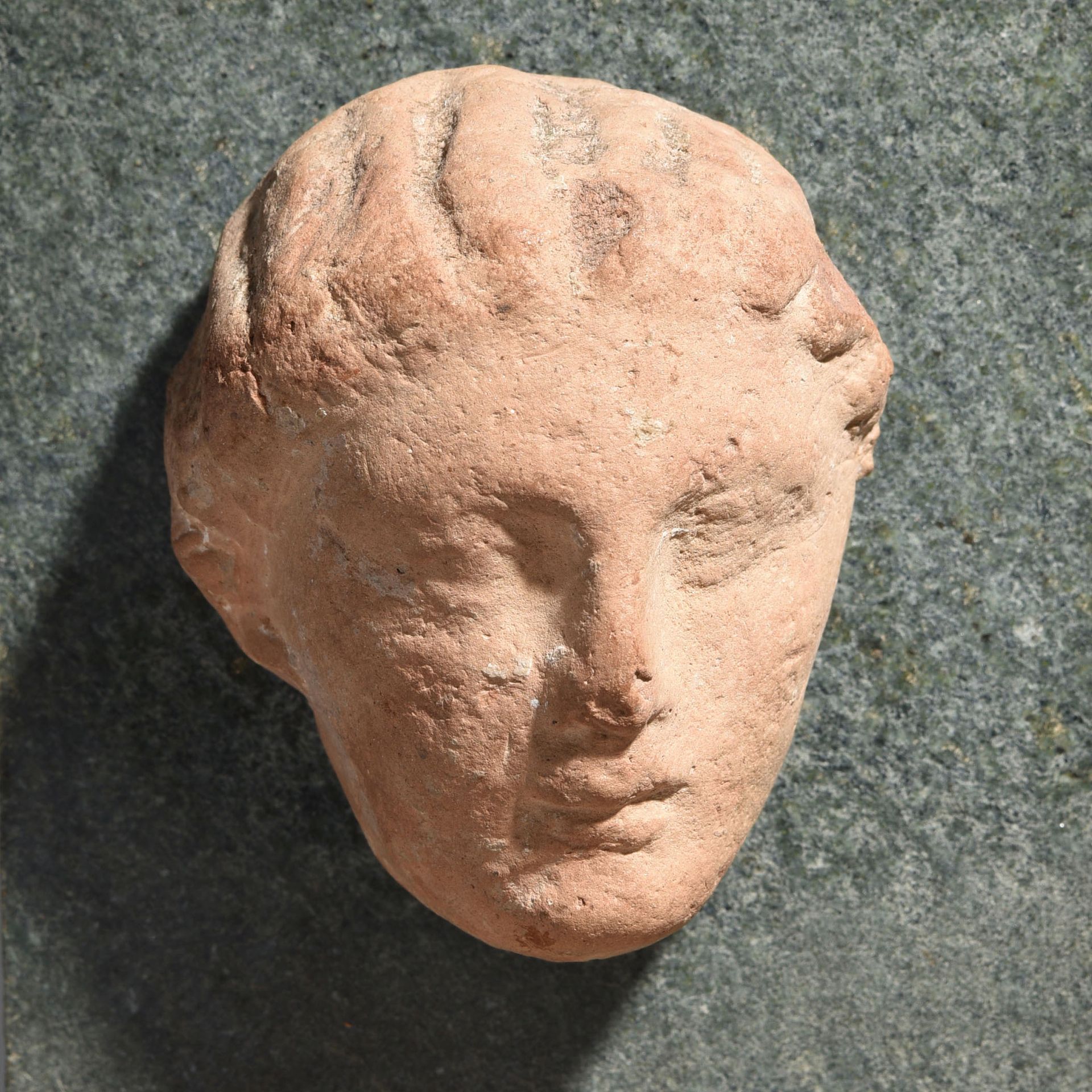 Null 头部外挂

晚期希腊化艺术，公元前2世纪

橙色赤土。

高约3厘米



出处

前L先生的收藏，1980年代。



希腊时代晚期的橙色兵马俑的一&hellip;