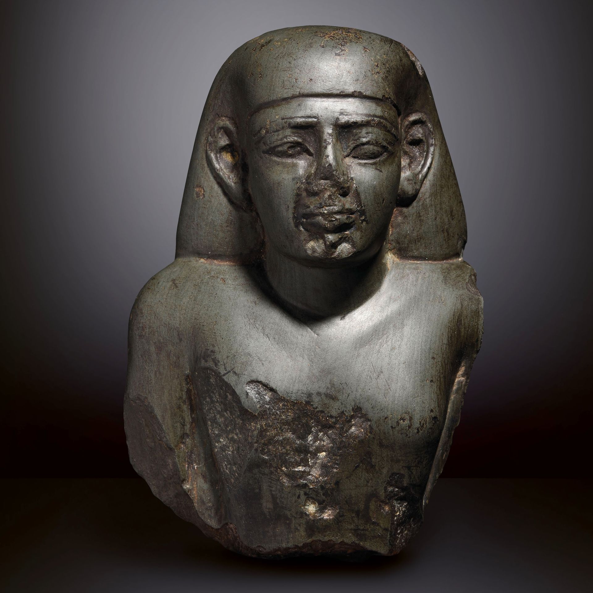 Null BUSTE DE DIGINITAIRE

Egypte, XXVIe dynastie, v. 525 av. J.-C. 

Grauwacke.&hellip;
