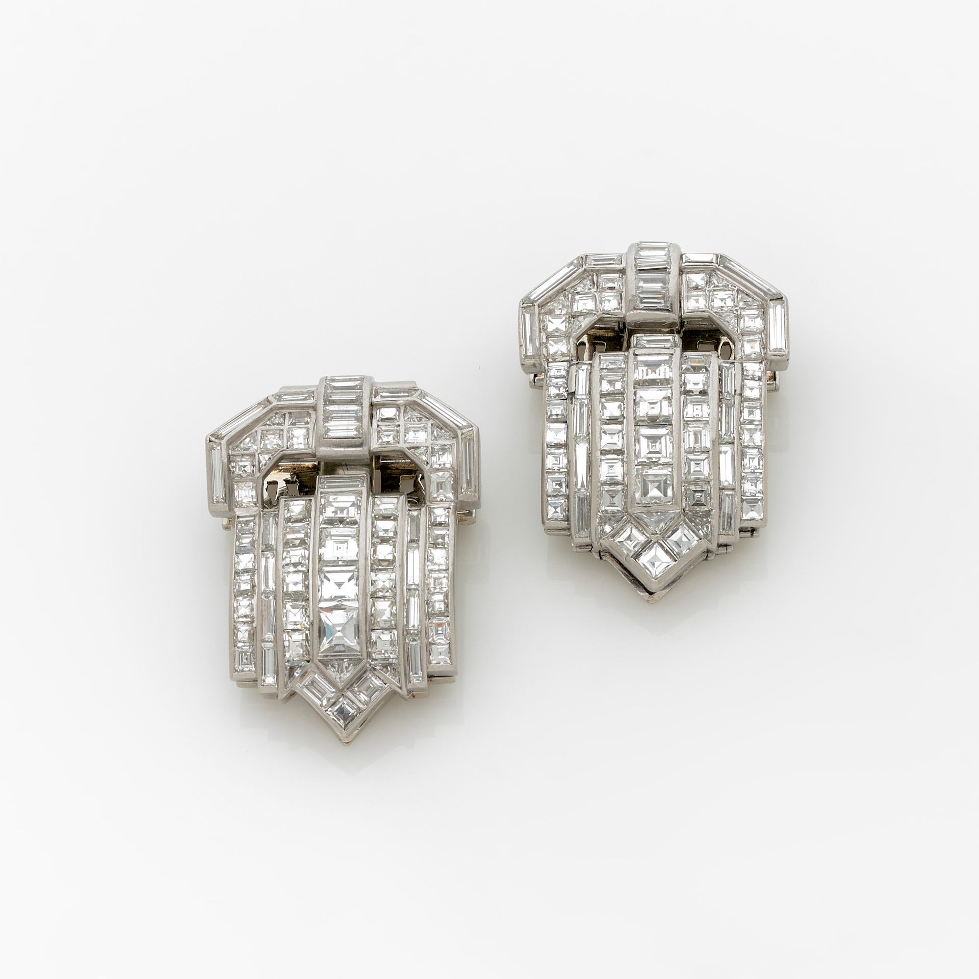 Null 布赫隆(BOUCHERON)

一对装饰艺术风格的领带夹

铂金材质，带风格化的几何形扣，装饰有圆形和长方形钻石。

约1925年。

一个夹子上有签&hellip;