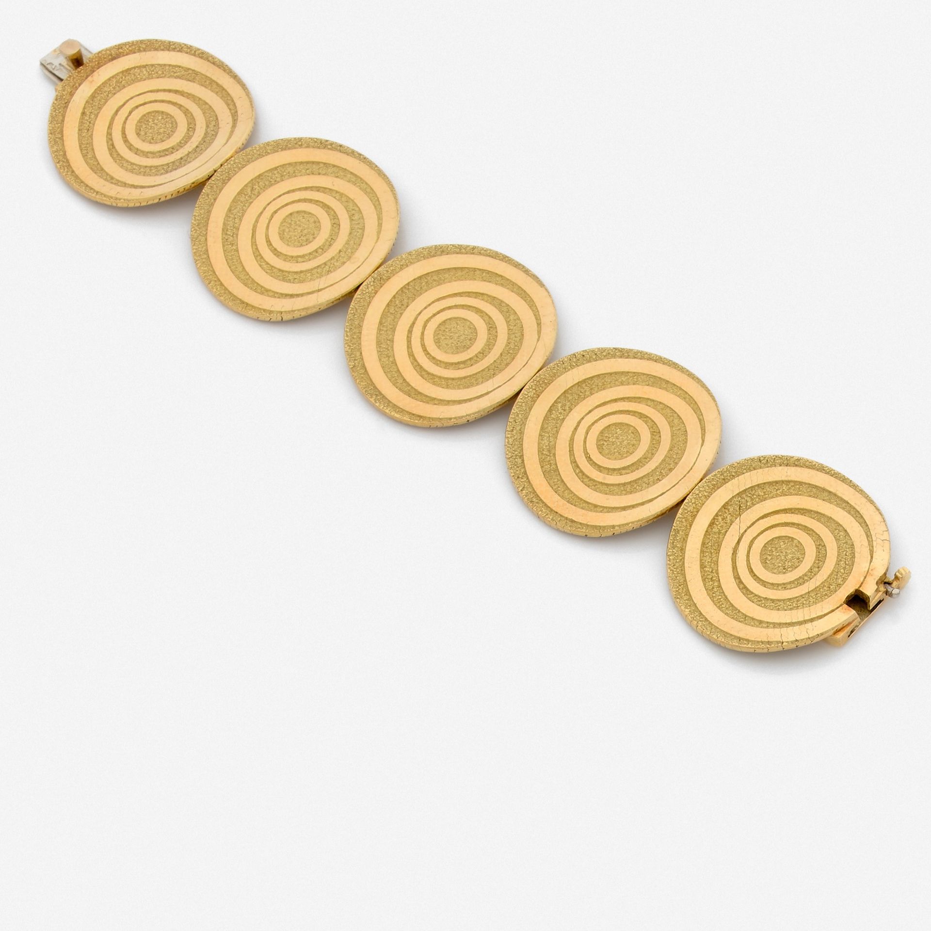 Null GEORGE THE CHILD

BRACELET

in a series of five circles of yellow gold, cen&hellip;