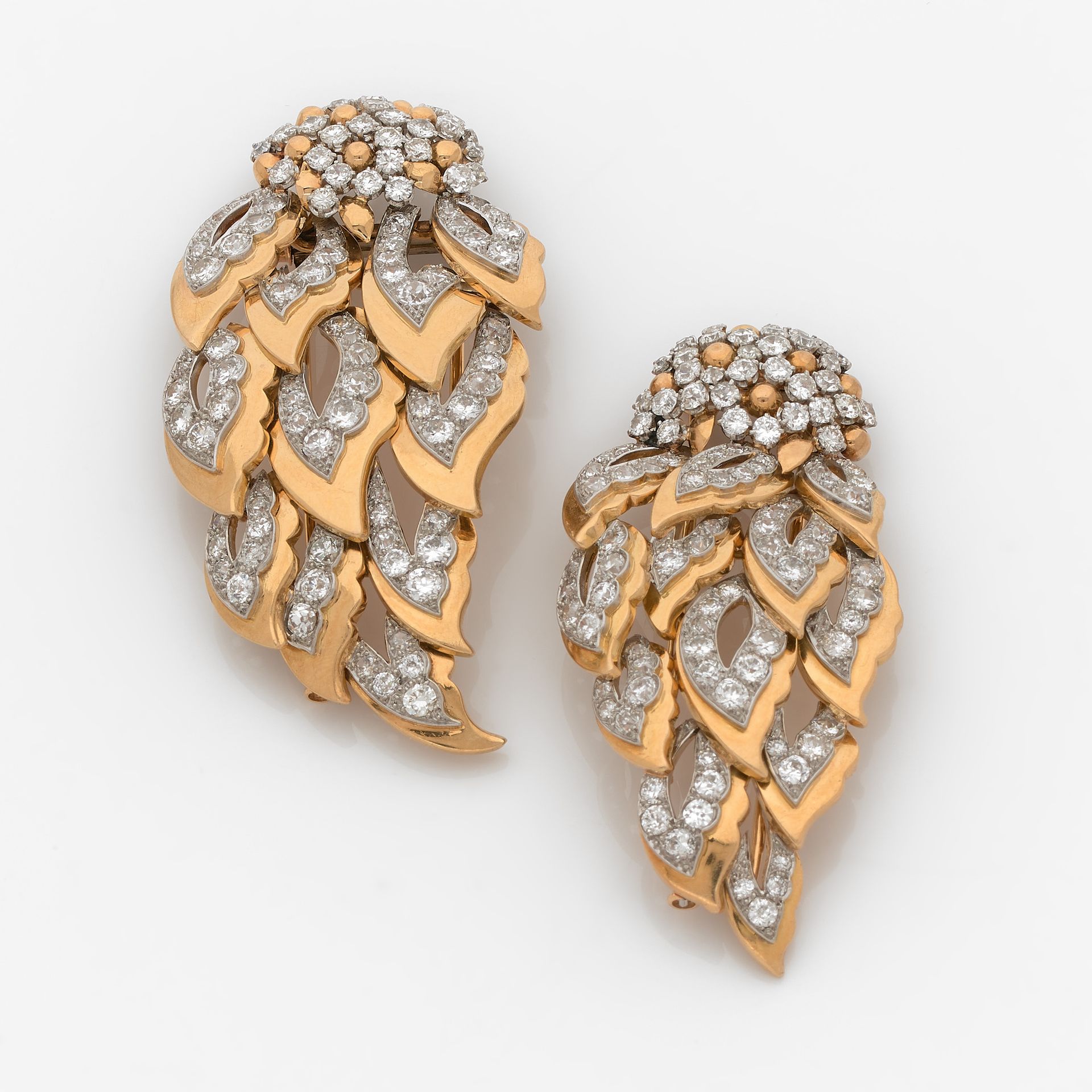 Null 一套漂亮的襟章夹子

风格化的黄金镂空花朵，突出了钻石镶嵌的铂金图案，镶嵌着黄金半珍珠和圆钻的按钮。

1940年代的作品。

一套钻石、铂金和18K&hellip;