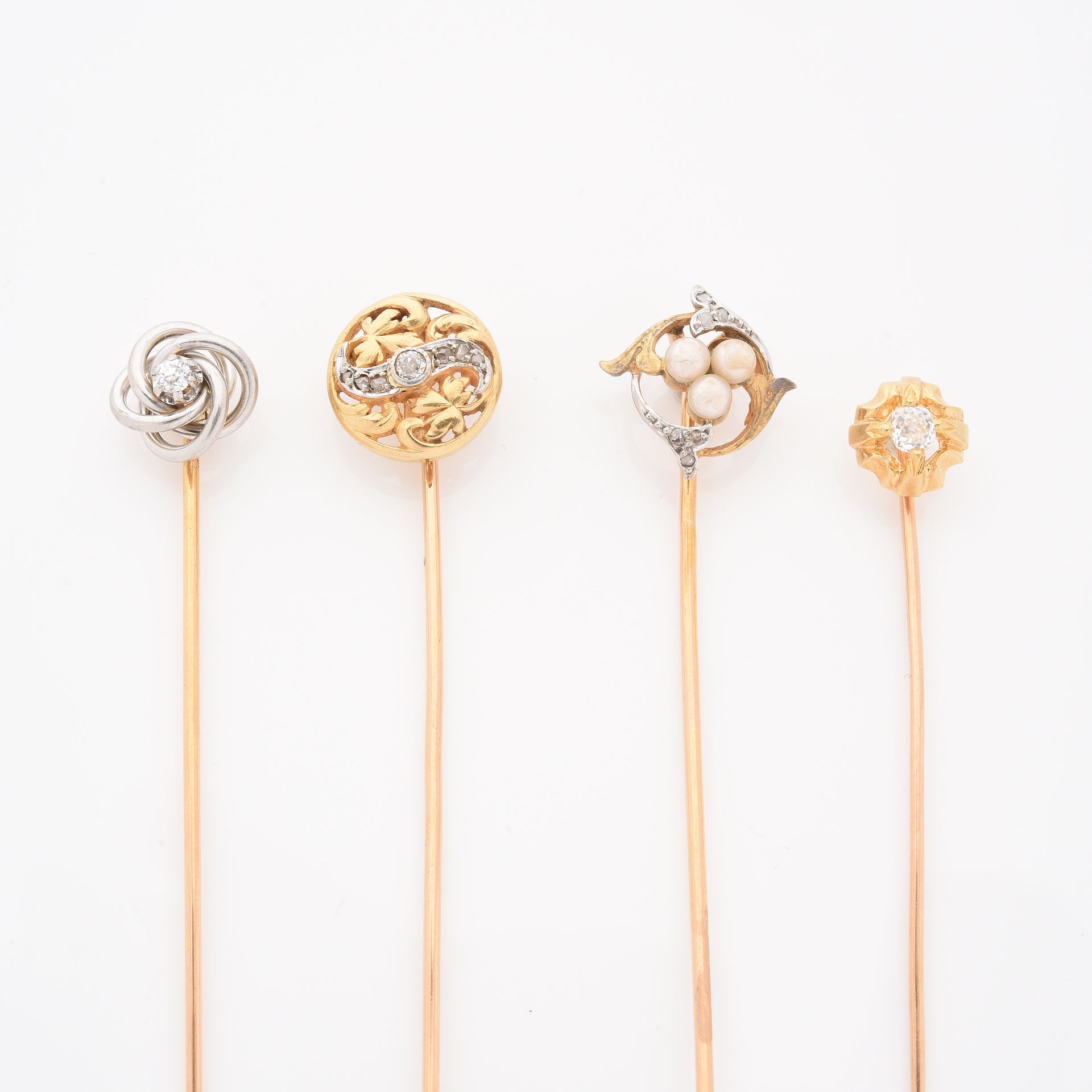 Null SET OF 4 TIE PINS :

- One yellow gold, platinum and diamond scrolls

- Ano&hellip;