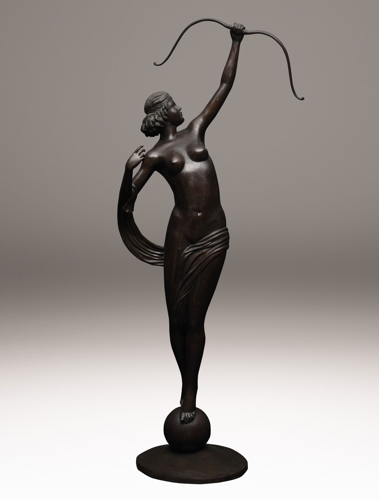 DIANE CHASSERESSE 
Epreuve en bronze à patine médaille figurant la déesse à demi&hellip;