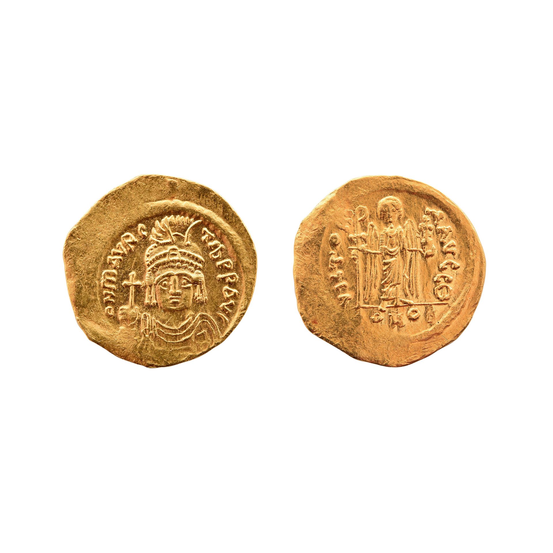 Null MAURICE TIBERIO

582-602. Solidus d'oro di Costantinopoli. Busto elmato, dr&hellip;