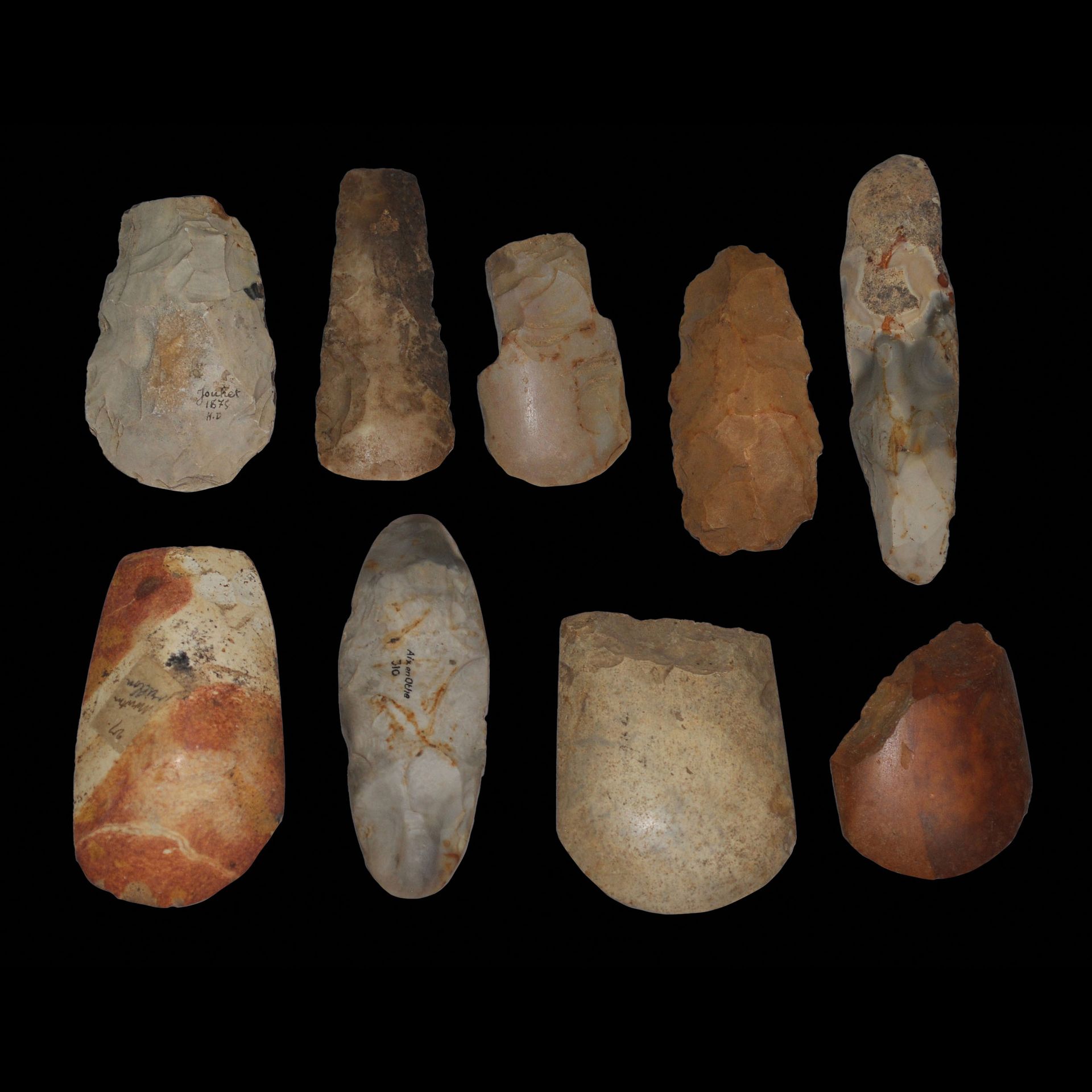 Null 重要的9件新石器时代作品

抛光和雕刻的燧石斧、凿子 ...长：7.5至14厘米

法国

古老的铭文 "Joubet, Aix en Othe...&hellip;