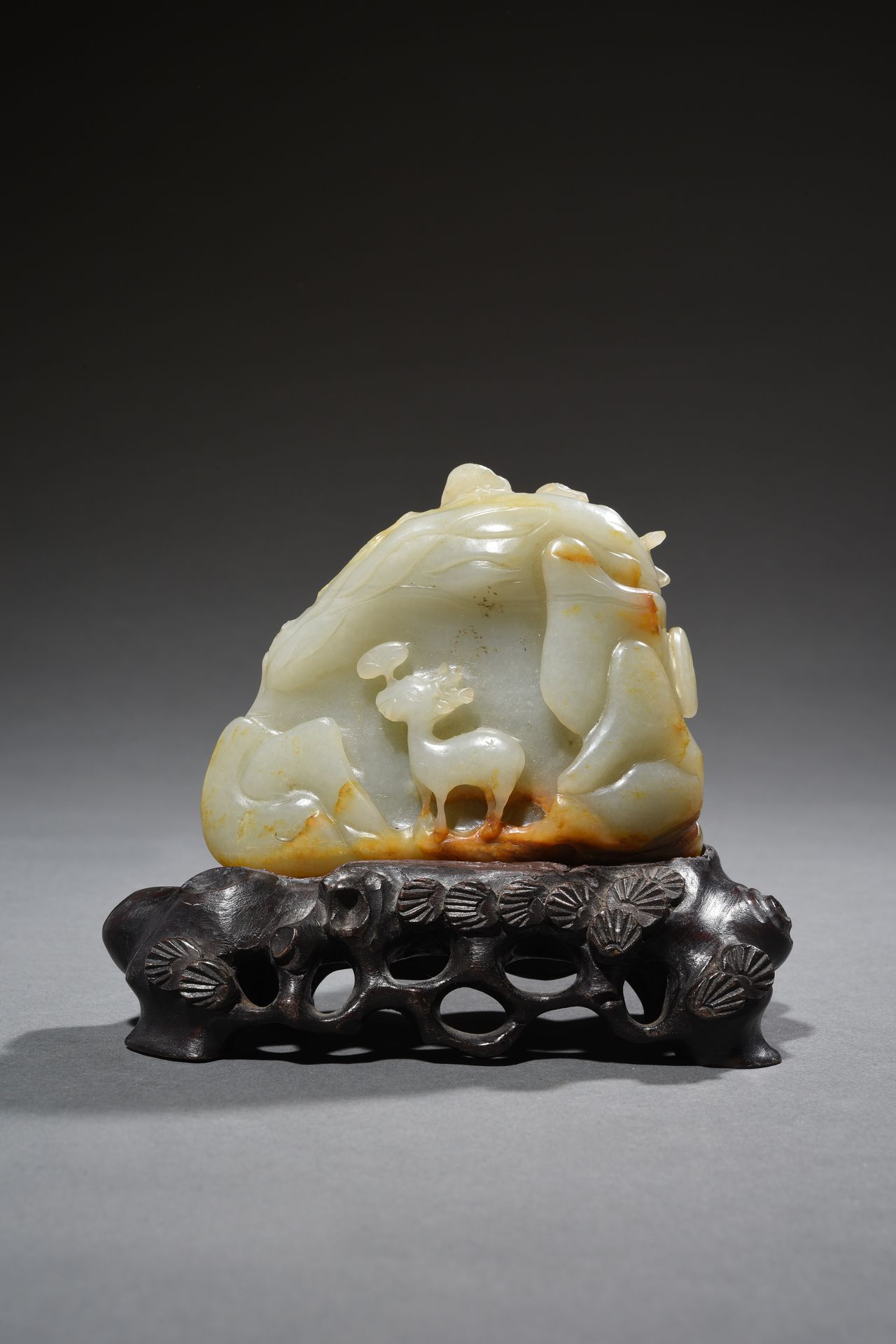 Null 雕刻组

青花瓷玉器，山形装饰。一边是一只猴子在看灵芝，另一边是一只鹿。

中国，19世纪末

高度 : 7,8 cm