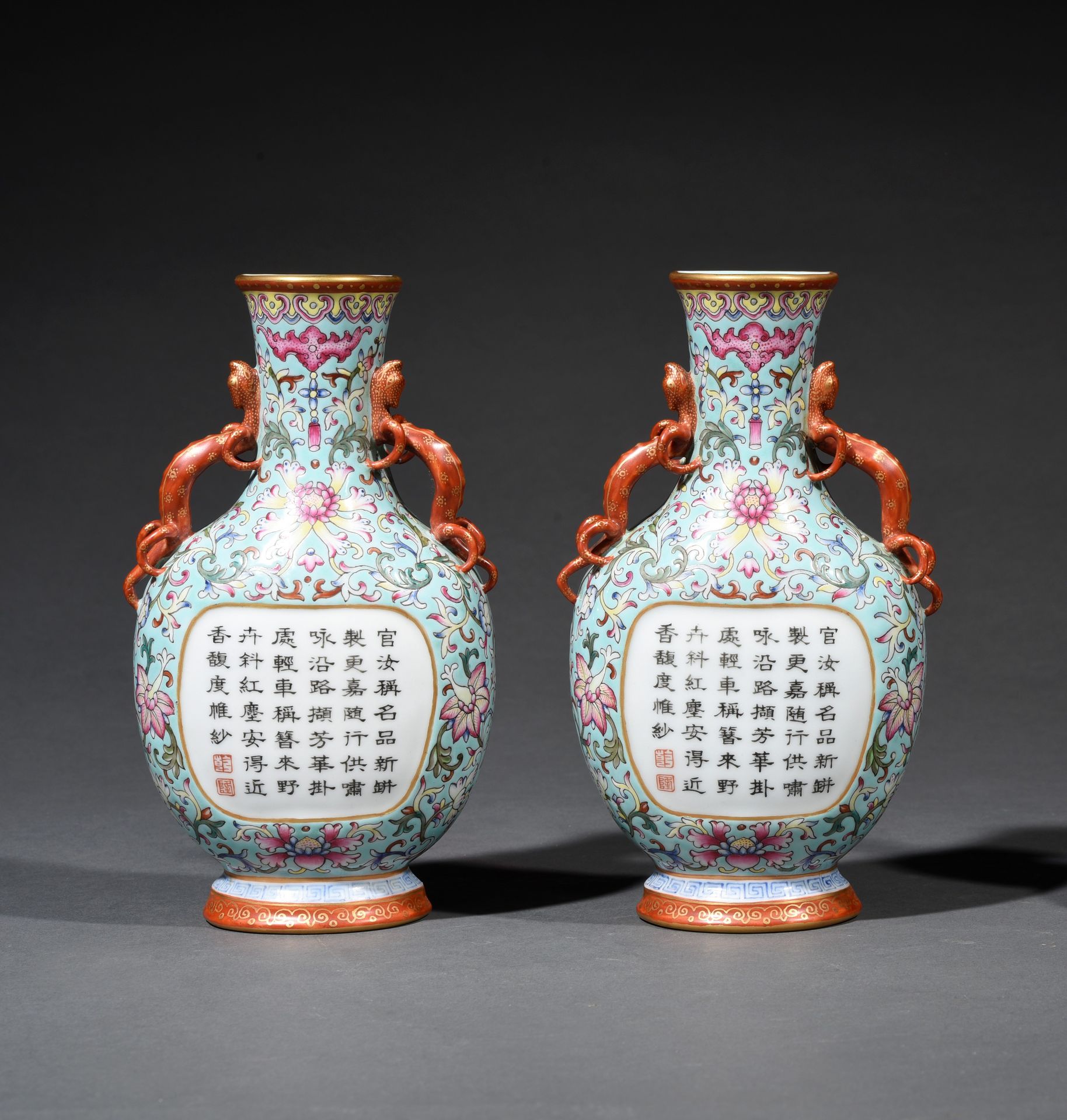 Null Ein Paar "Wand"-Vasen

Aus glasiertem Porzellan, im Geschmack der rosa Fami&hellip;