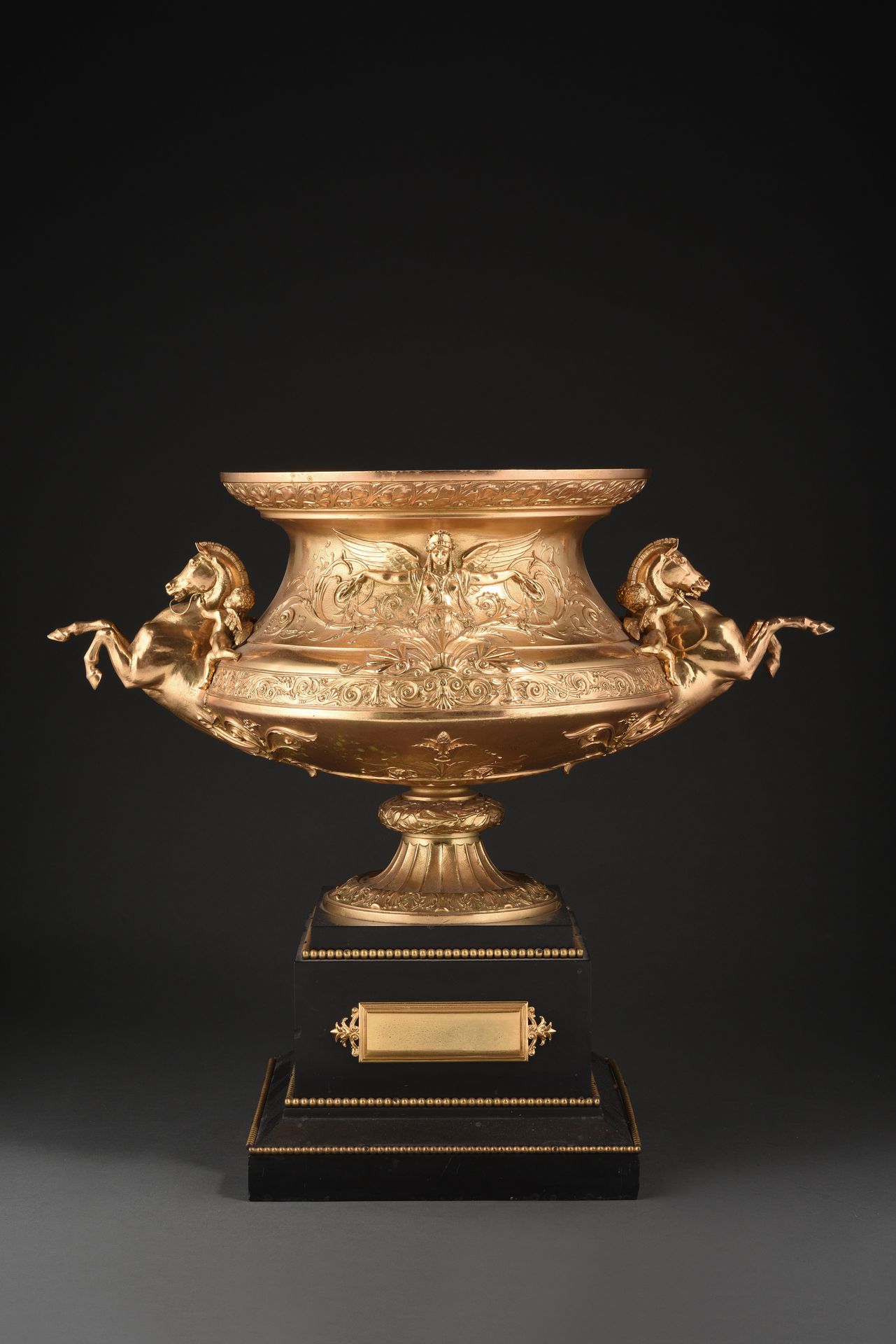 Null 鎏金大铜碗

壶身精雕细刻的Renommées的叶状图案。

叶子。手柄是由普提牵着的马的形状，放在一个有凹槽的基座上。

它矗立在一个方形的黑色大理&hellip;