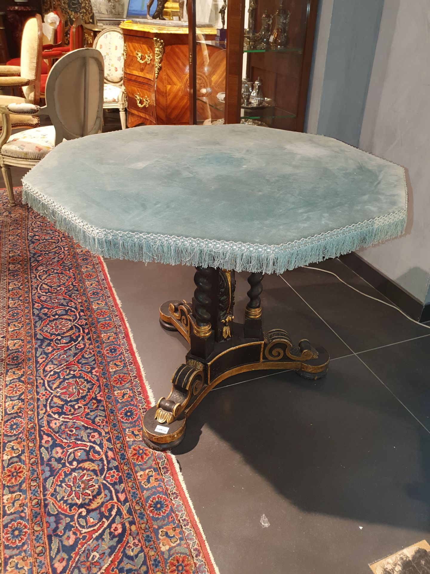 Null Pedestal table in painted and gilded wood with twisted columns 

Octagonal &hellip;