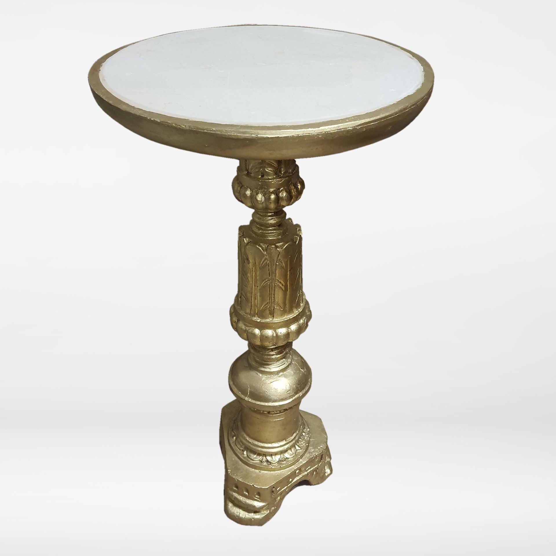 Null GUERIDON

用镀金的油漆木头，放在一个三脚架的脚上。白色大理石桌面。

H.58,5 cm