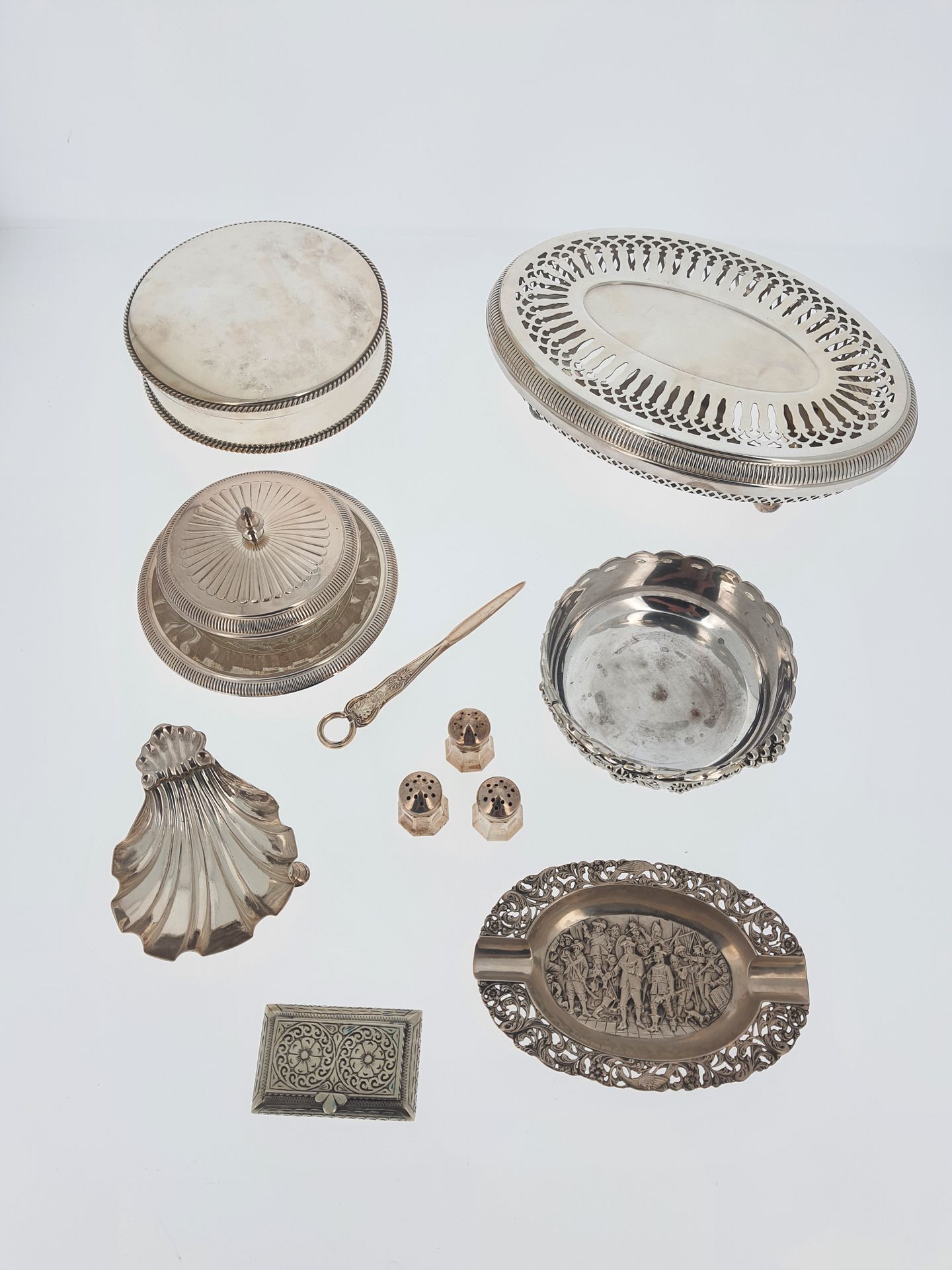 Null IMPORTANT LOT IN SILVER METAL INCLUDING : 

Stove, pocket, box, basket, can&hellip;