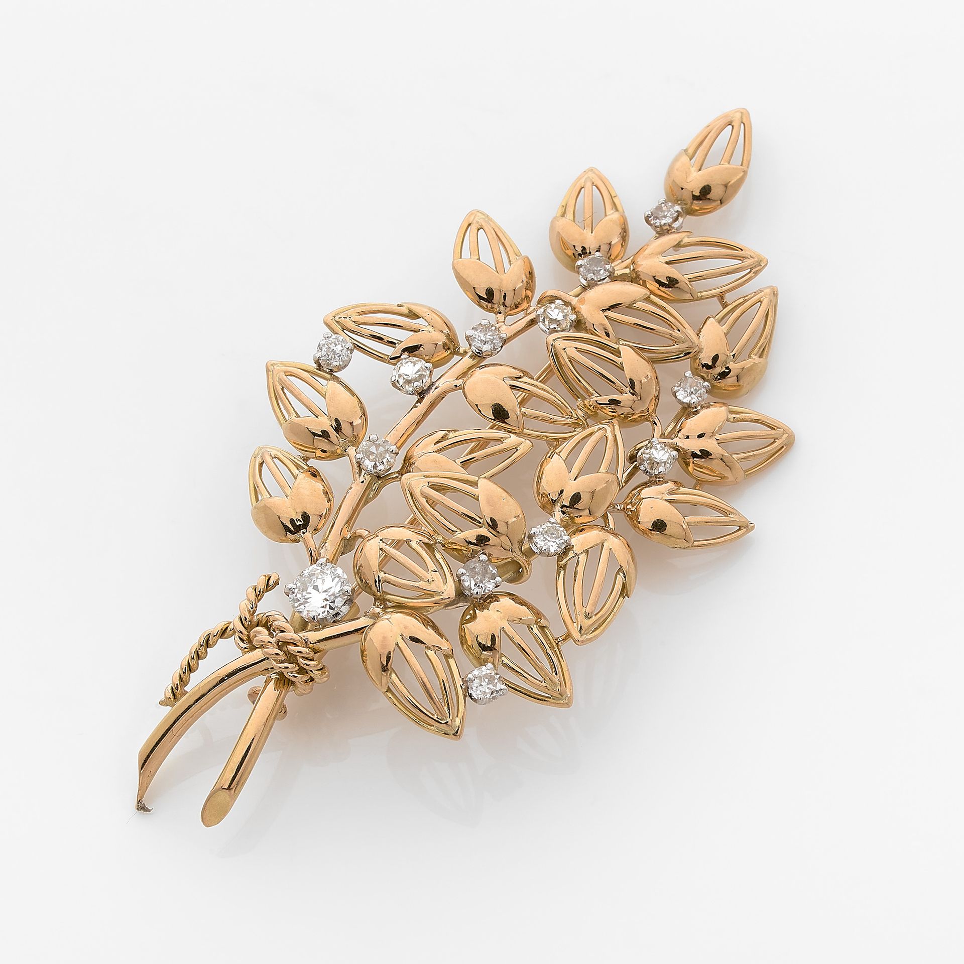 Null 花束手册

黄金材质，两枝花用绳索金连接起来，上面有钻石点缀。

由巴黎的Charles Garnier大师打上印记。

一枚钻石和18K金胸针。制造&hellip;