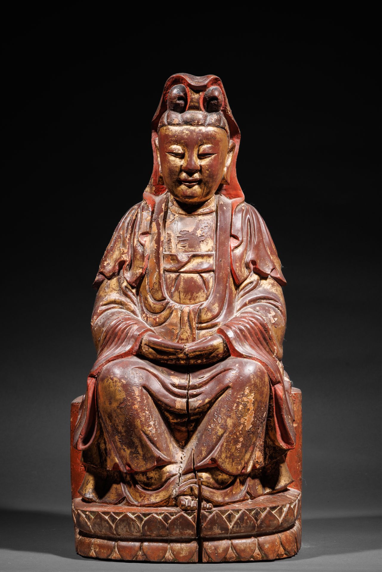 Null BEDEUTENDE STATUE
Aus lackiertem und vergoldetem Holz, die Guanyin in Medit&hellip;