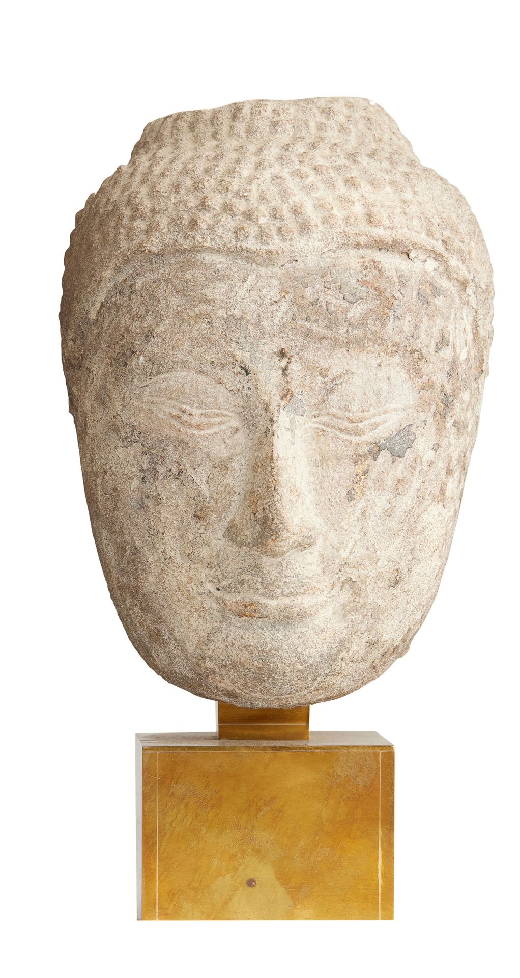 Null 菩萨头
米色砂岩，以前是涂漆的。
半闭着眼睛的脸，露出一丝微笑，表达了
安宁
暹罗，大城府，16-17世纪
高：18厘米