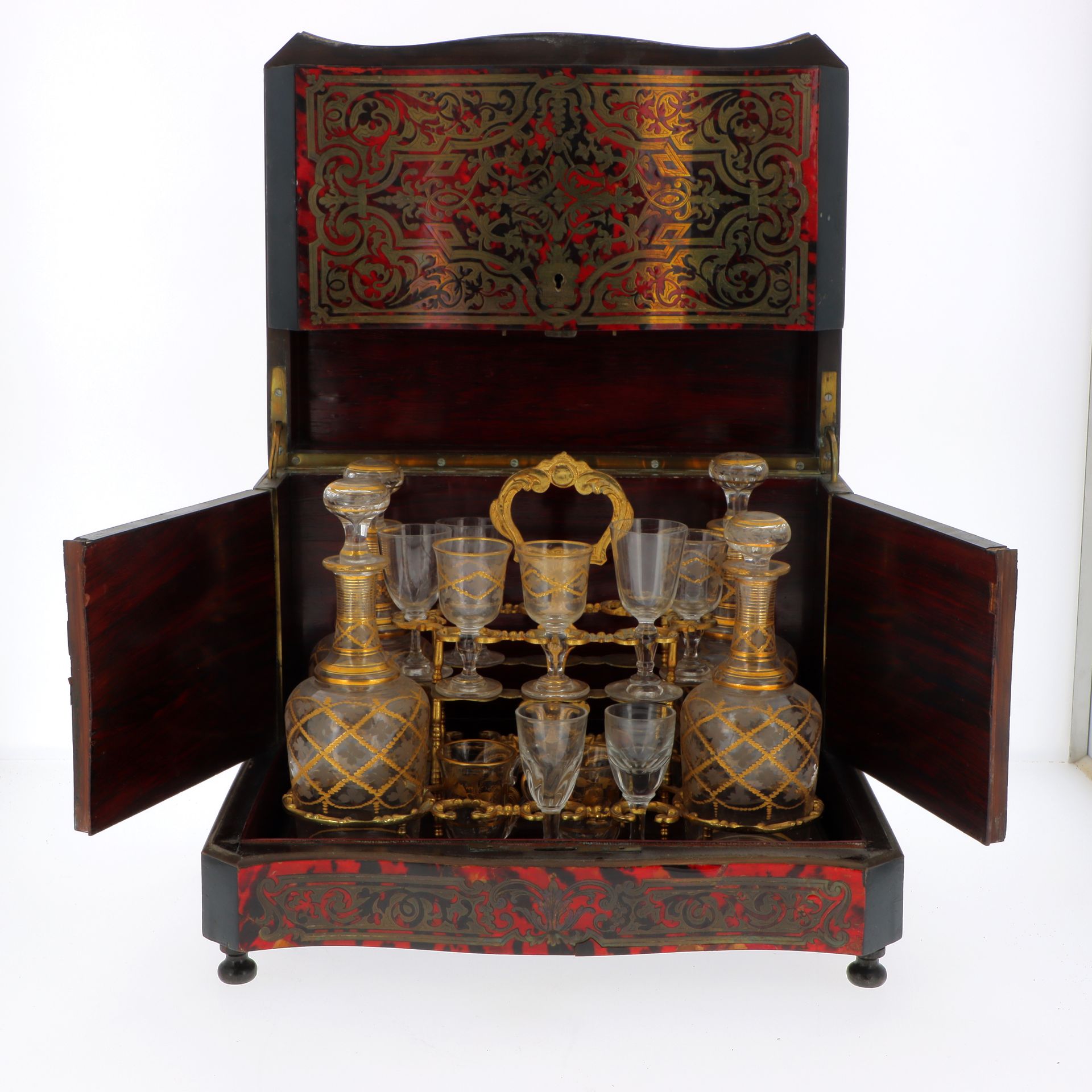 Null 酒柜
用发黑的木头和红色和铜鳞的镶嵌工艺，其内部是水晶。
约1850年
失误和事故