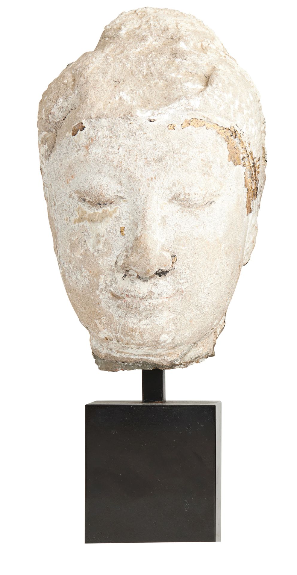 Null 菩萨头
米色砂岩，以前是涂漆的。
半闭着眼睛的脸，露出一丝微笑，表达了
安宁
暹罗，大城府，16-17世纪
高度：21厘米