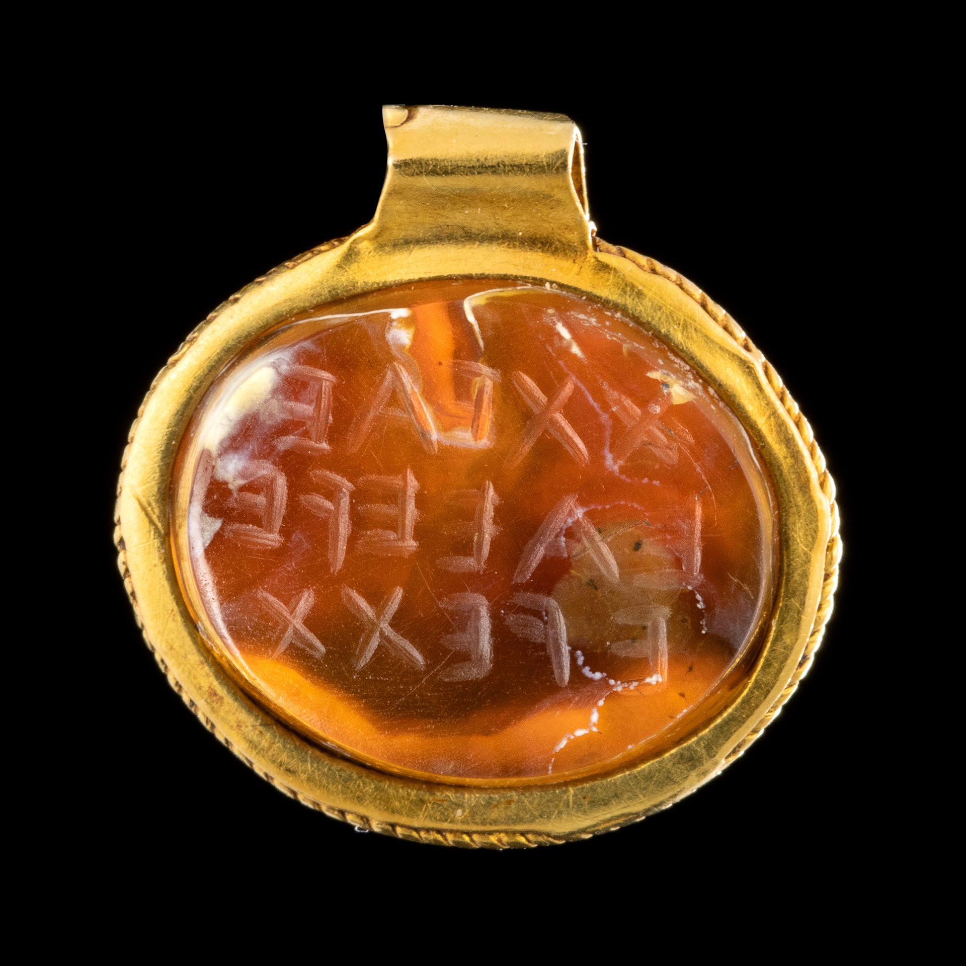 Null 诺斯替克吊坠
镶嵌在玛瑙上的金吊坠，两面都有神奇的铭文。
尺寸：17 x 17 mm；2,07 grs
罗马艺术，2-3世纪

平行
Delatte &hellip;