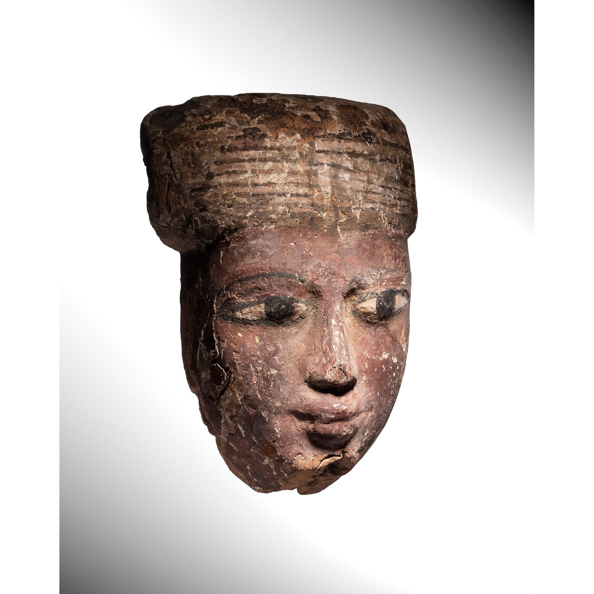 Null MASKE EINES SARKOPHAGS
Polychromatisches Holz
H. 31 cm 
Ägypten, Ptolemäerz&hellip;