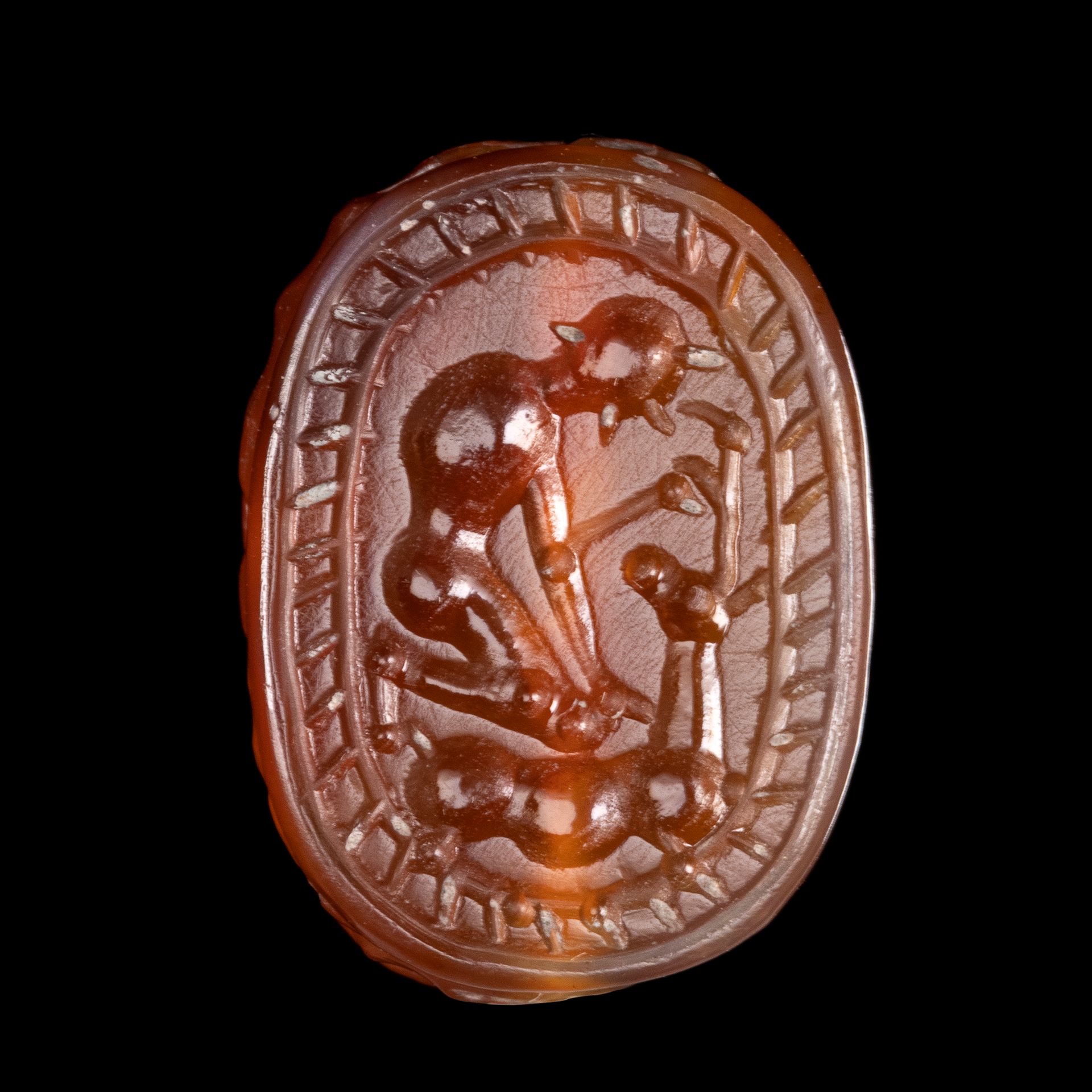 Null ǞǞǞ
在红玉髓上，板上刻有一个跪在右边的男性形象，手持雄鹿。可能是赫拉克勒斯和塞里尼亚的后裔。十字形的檐口。存在球状元素。 
甲壳虫的背面以风格化的&hellip;
