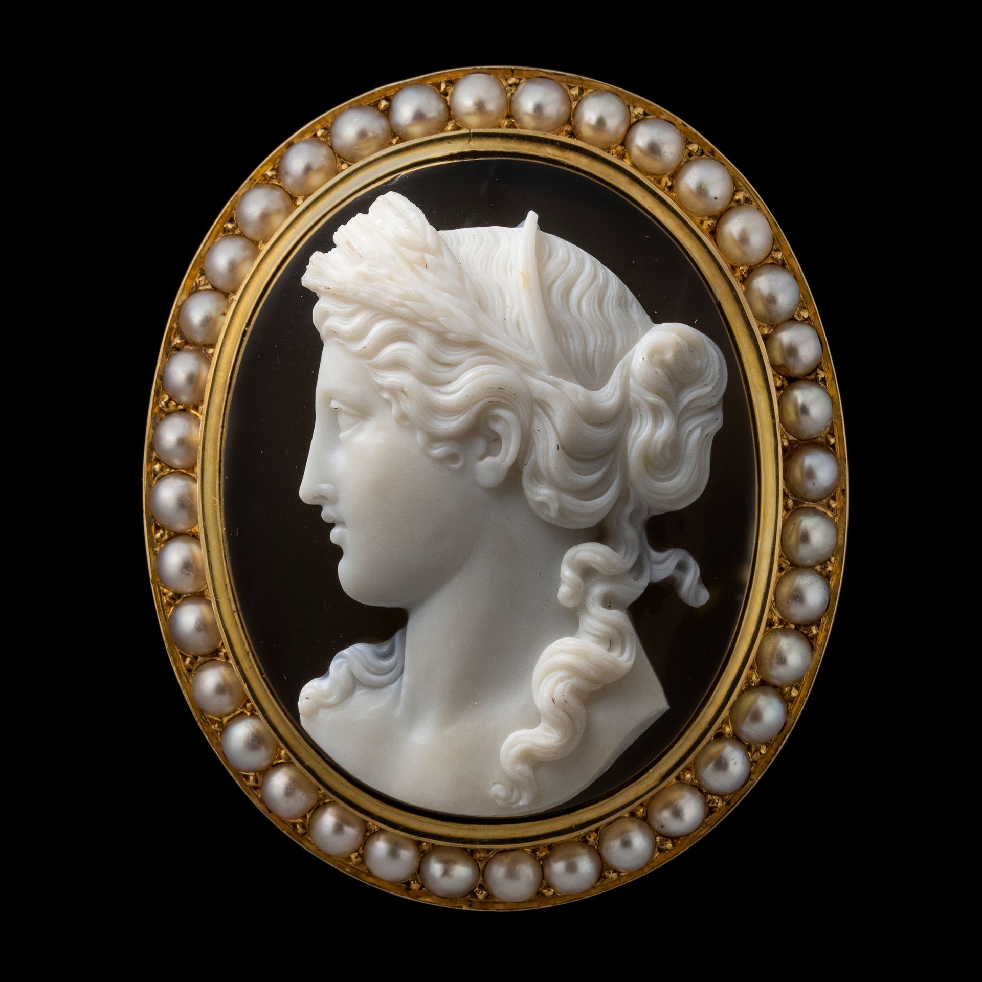 Null 小册子
黄金，镶嵌珍珠，玛瑙上有一个大的中央浮雕，两层显示左边的女神Ceres的侧面肖像。 
45 x 40 mm; 32 grs; 浮雕30 x 3&hellip;