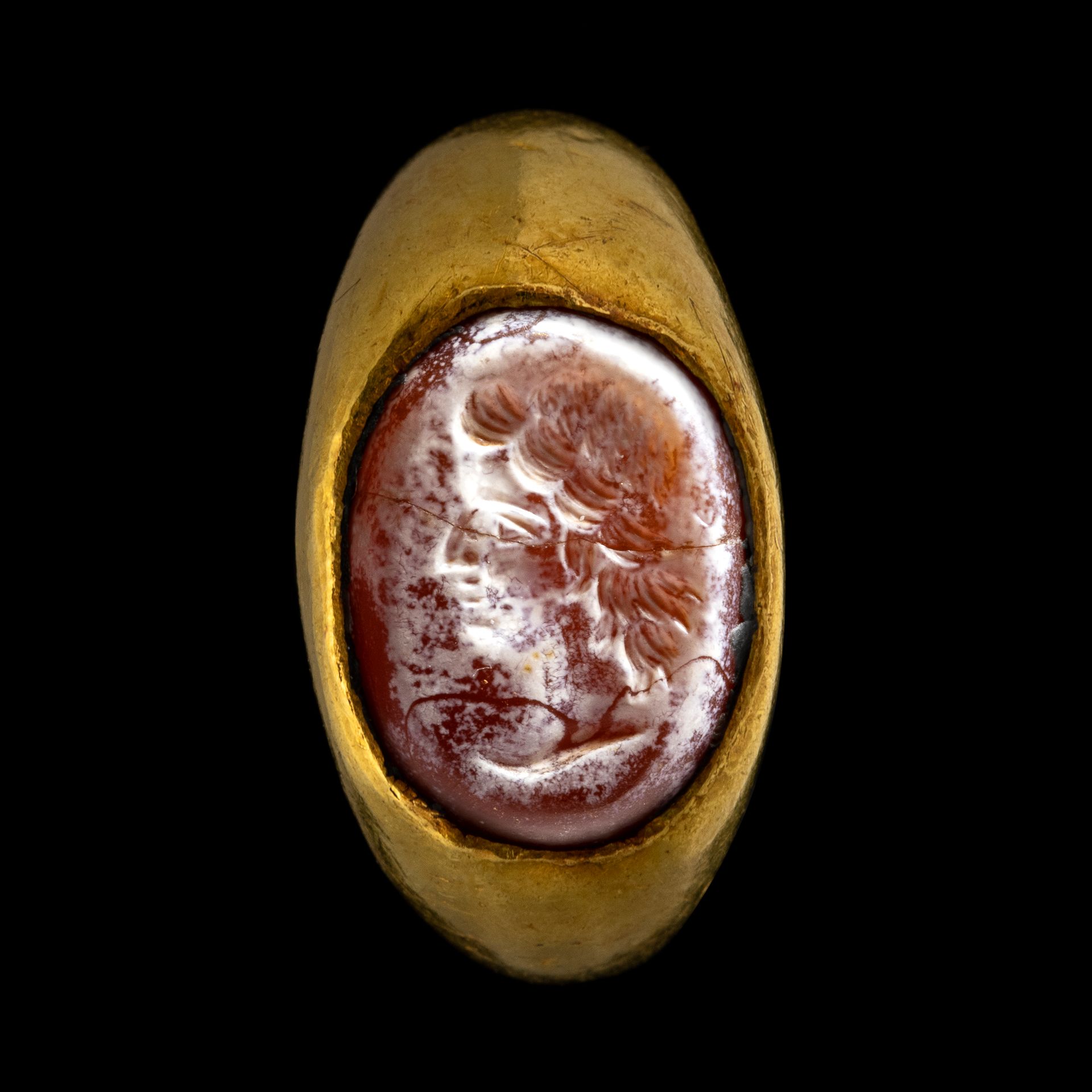 Null RING
gold ring set with an intaglio on burnt carnelian depicting a juvenile&hellip;