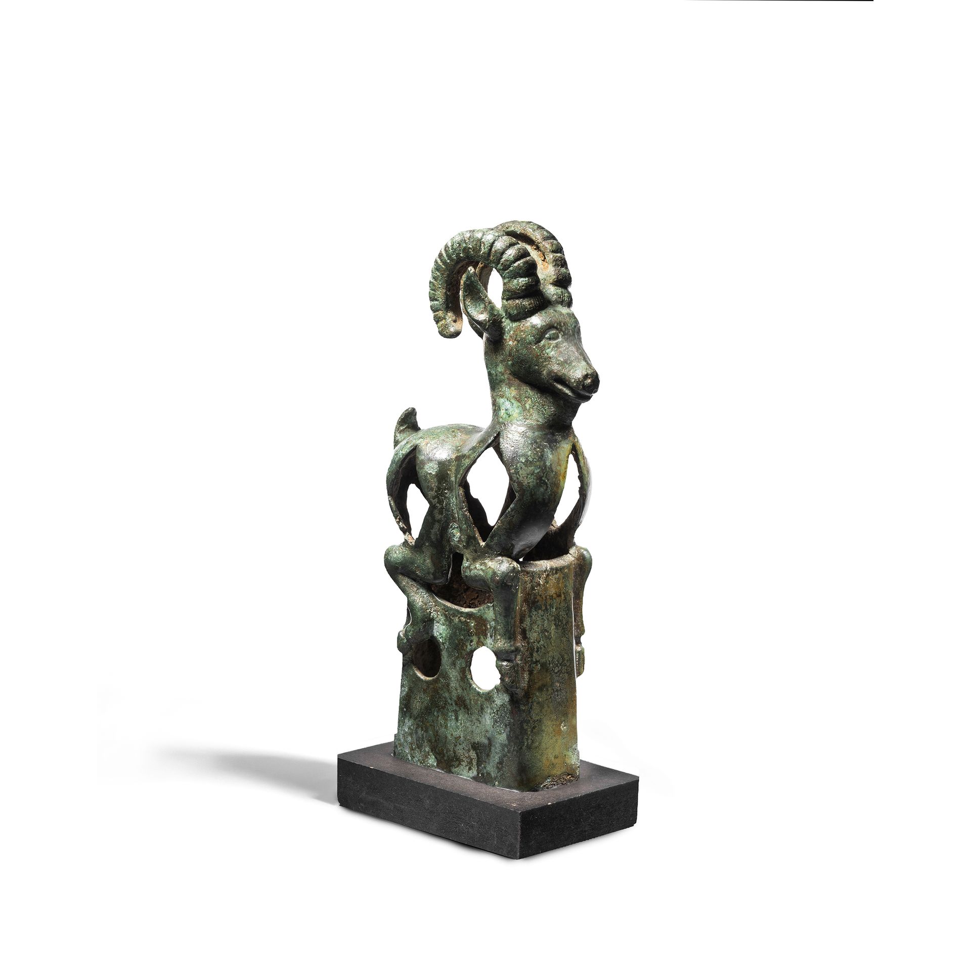 Null 伊比利亚人的终端
带有绿色铜锈的青铜器
H.20.5厘米 
土库曼斯坦，青铜时代晚期，公元前一千年后半期 

平行
吉美博物馆，Inv.3410，内蒙&hellip;
