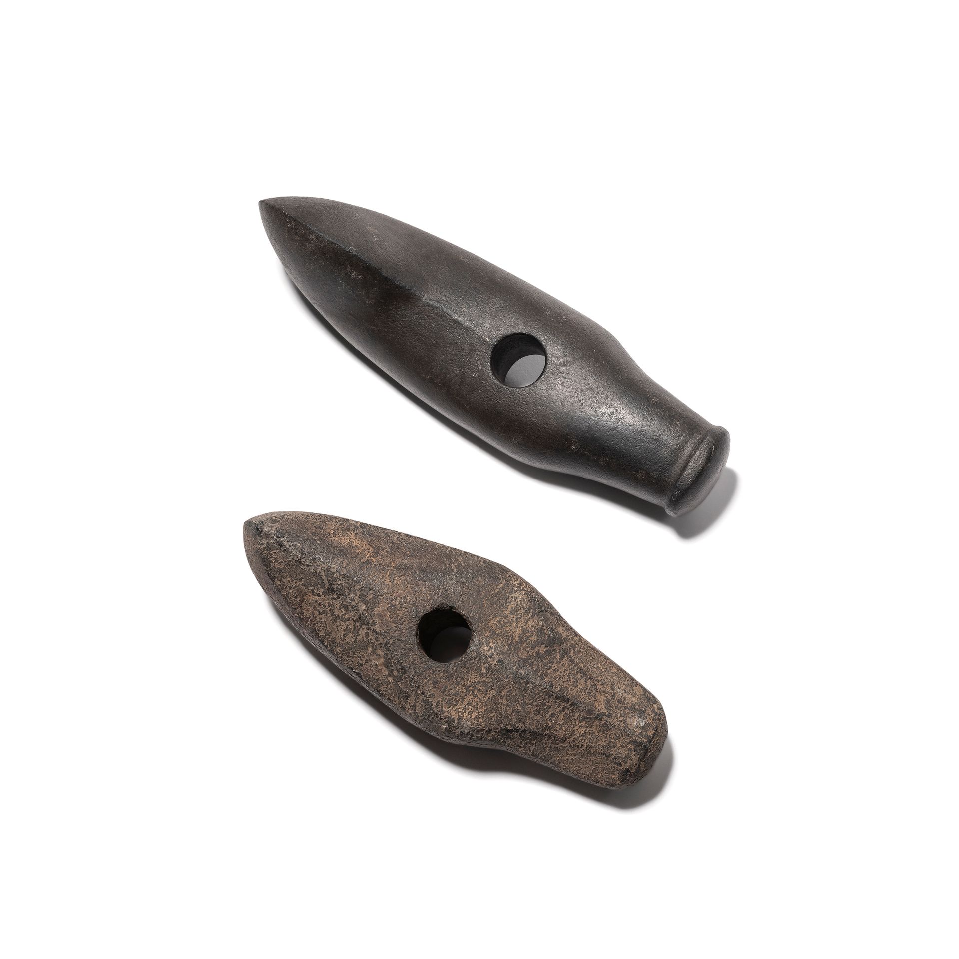 Null SET OF 2 LARGE AXES
Polished black stone
L. 18 and 23 cm 
Fatya Novo civili&hellip;