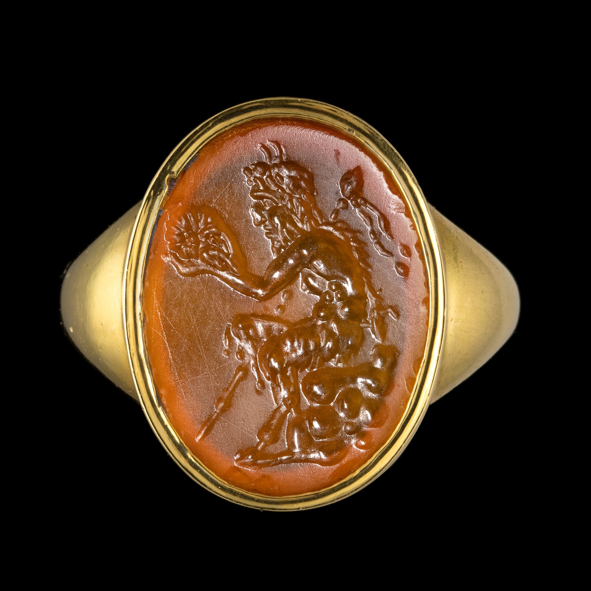 Null 戒指
18克拉黄金，镶嵌有红玉髓凹版，表现一个坐在岩石上的萨提尔，背景是他的右手，一个胸针，左手是一个公羊的头骨。凹版画的执行情况非常好。 
TDD &hellip;