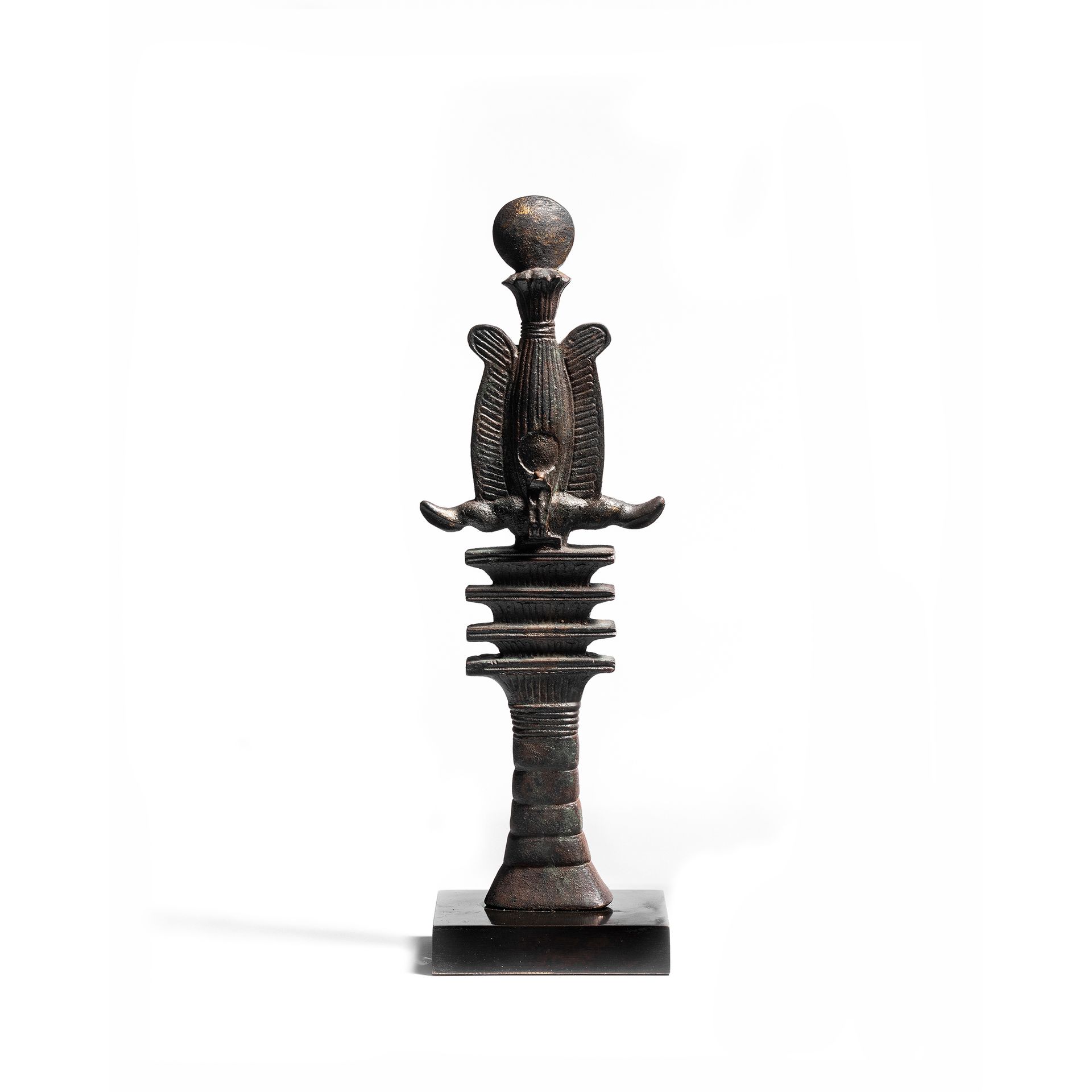 Null PILIER DJED 
Bronze mit dunkelgrüner Patina. 
H. 19 cm 
Ägypten, Spätzeit, &hellip;